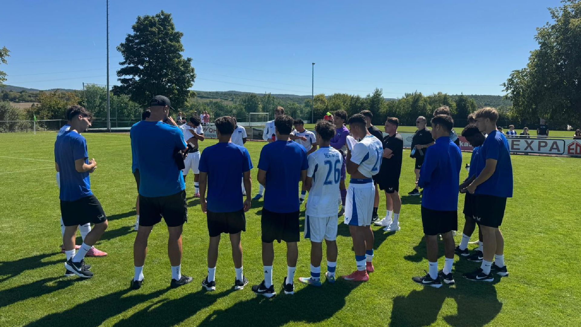 Die U19 steht nach dem Sieg zusammen auf dem Platz in Großbardorf.