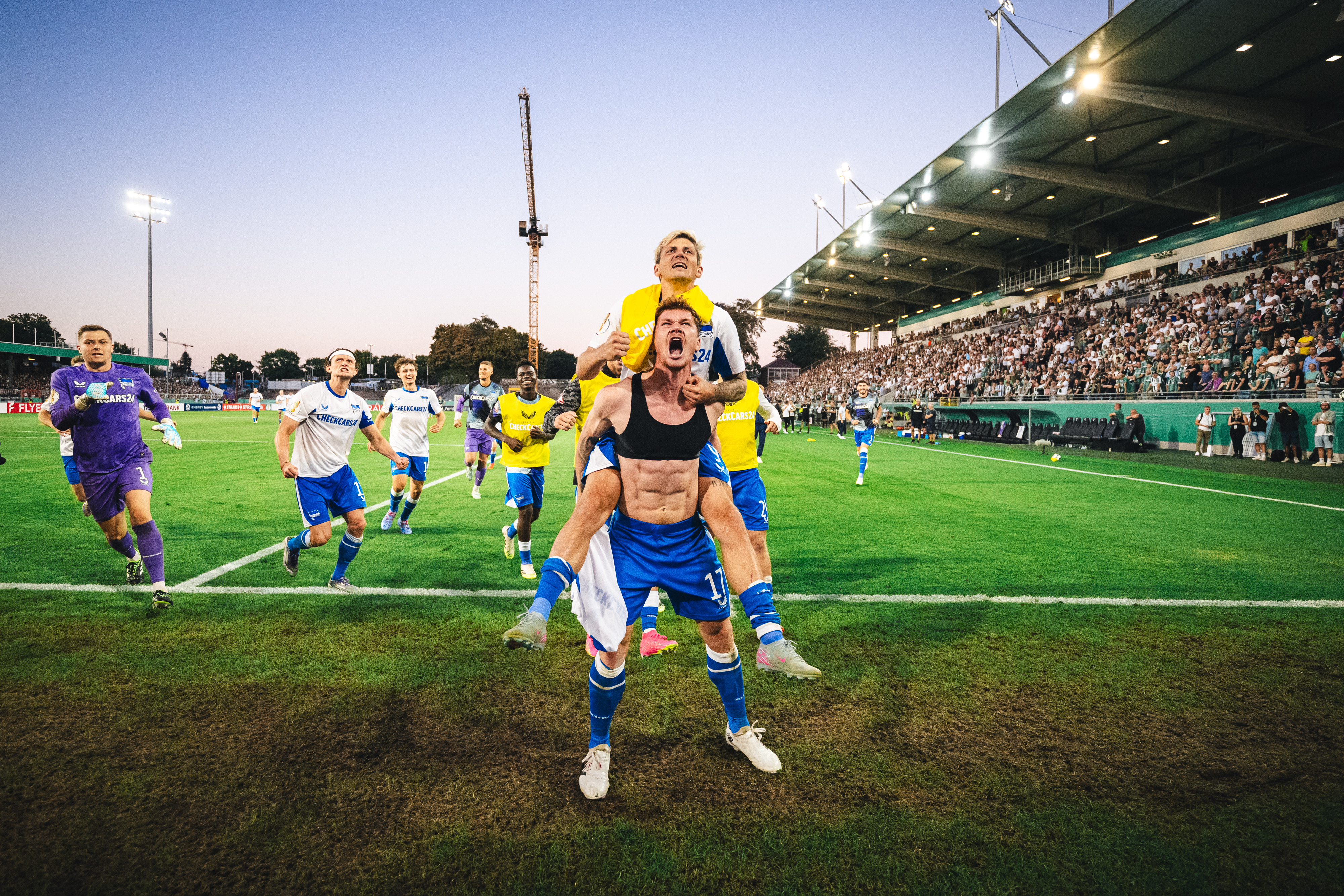 Unsere Herthaner jubeln nach dem Sieg vor den mitgereisten Fans in Münster.