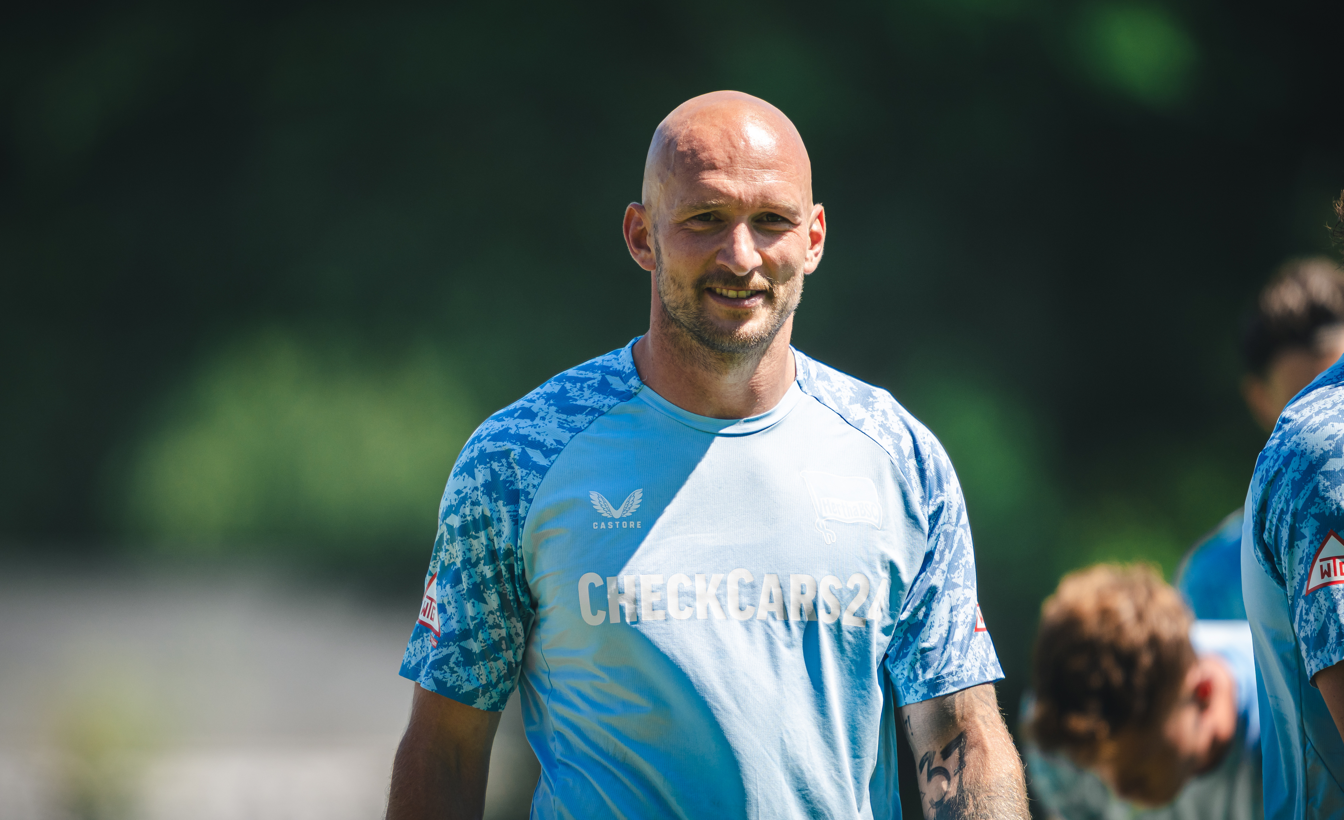Toni Leistner lächelt in die Kamera.
