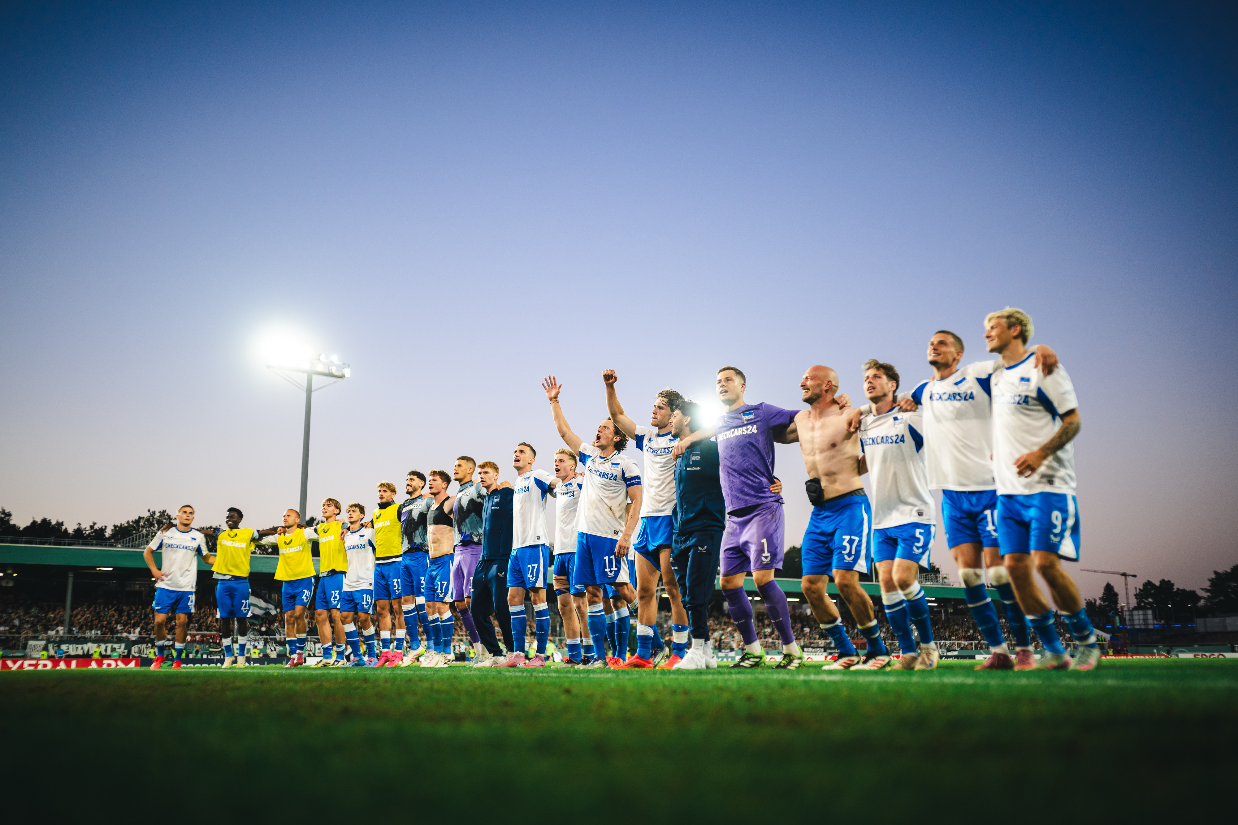 Die Mannschaft jubelt vor dem Gästeblock.