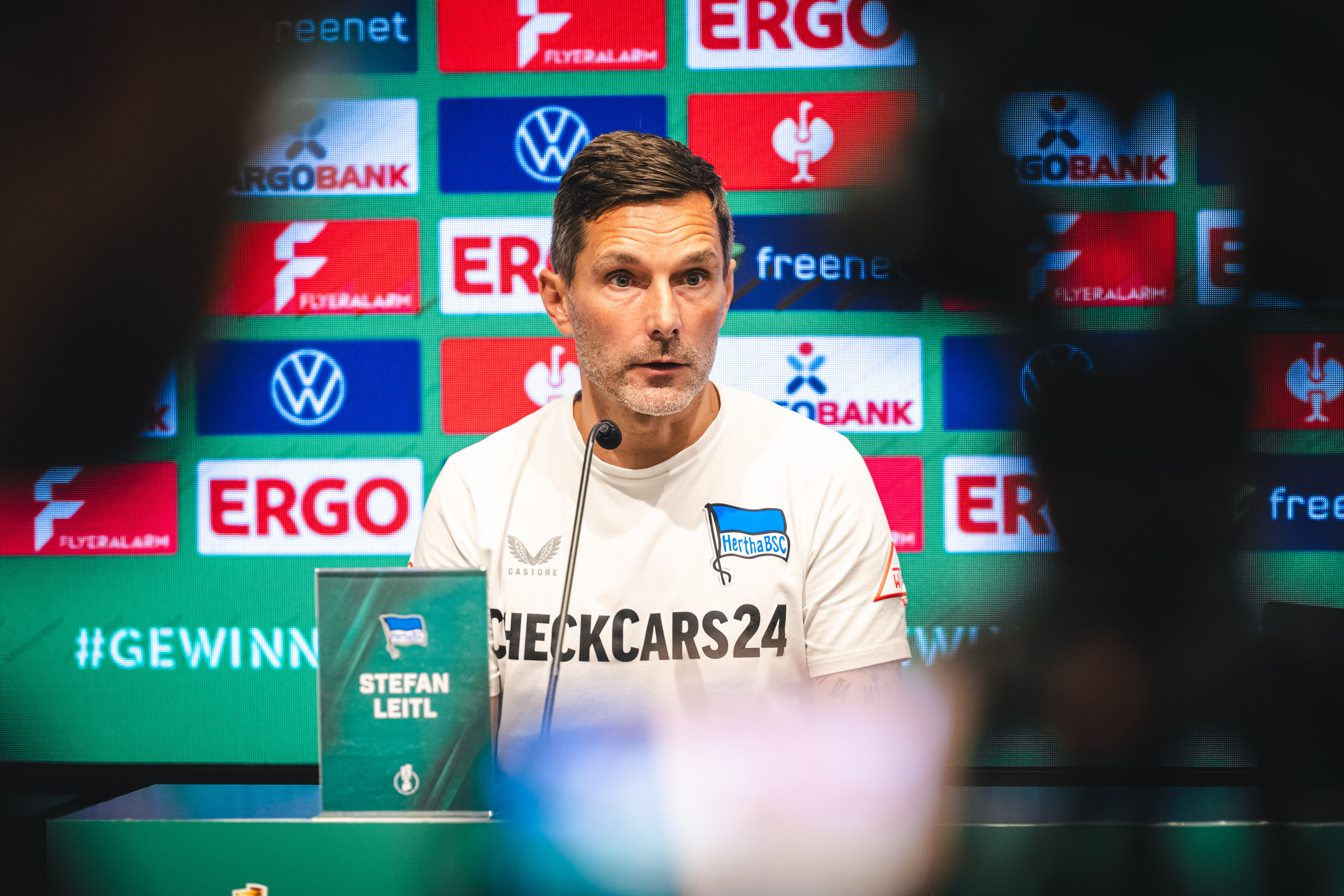 Stefan Leitl auf dem Podium bei der Pressekonferenz.
