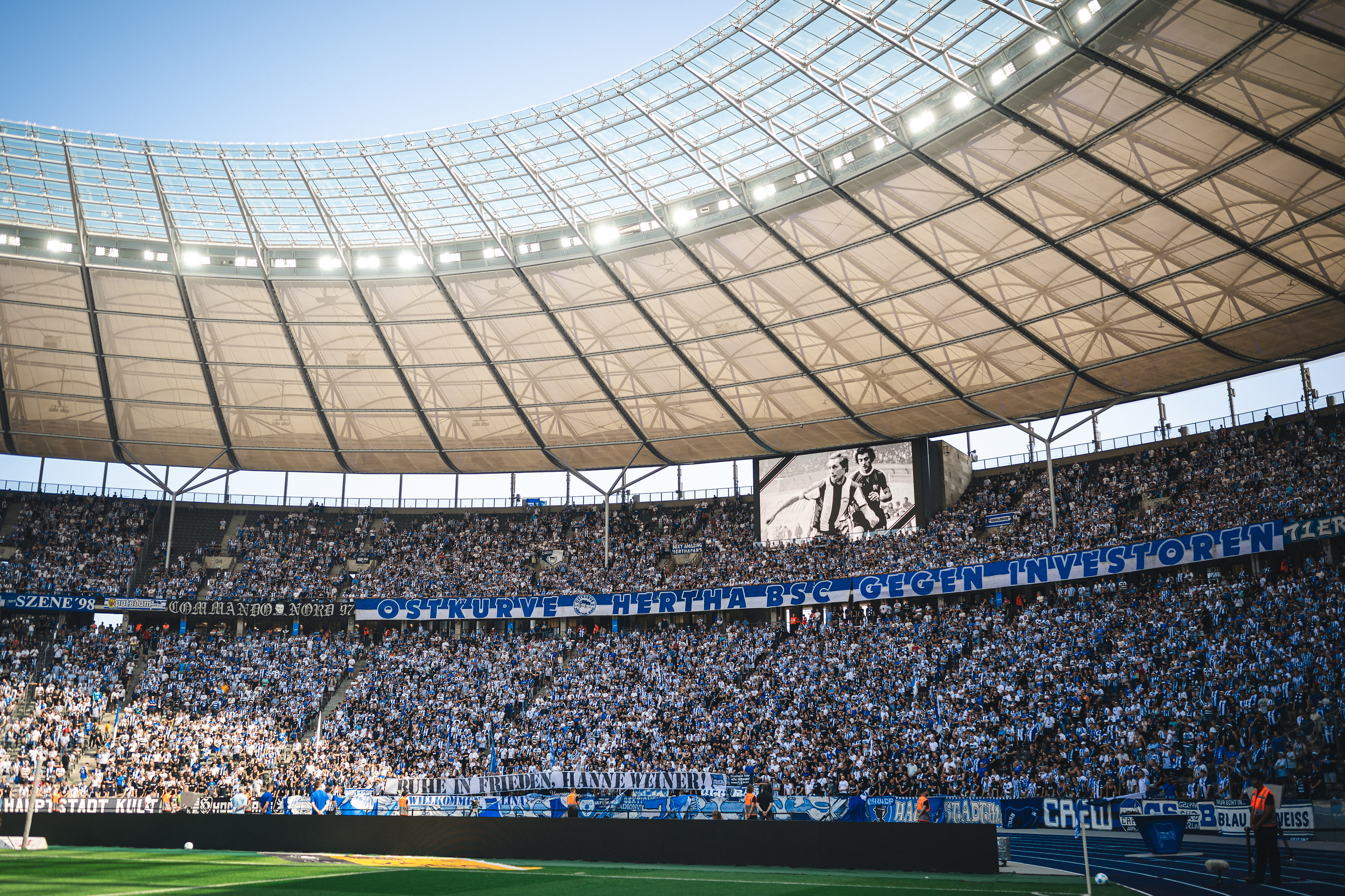 Die Ostkurve gedenkt Hanne Weiner bei einem Heimspiel.