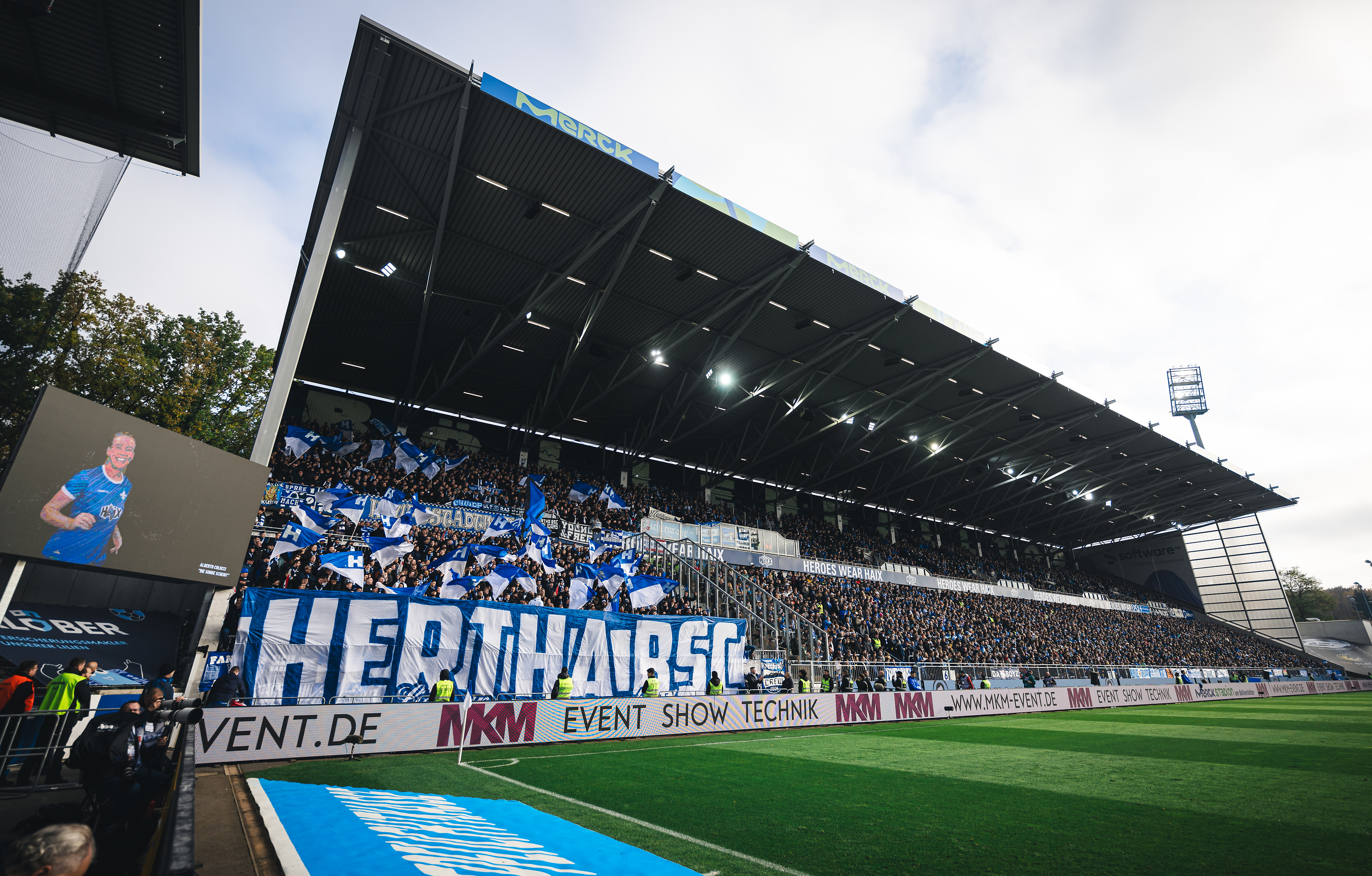 Der mit Hertha-Fans gefüllte Gästeblock in Darmstadt.