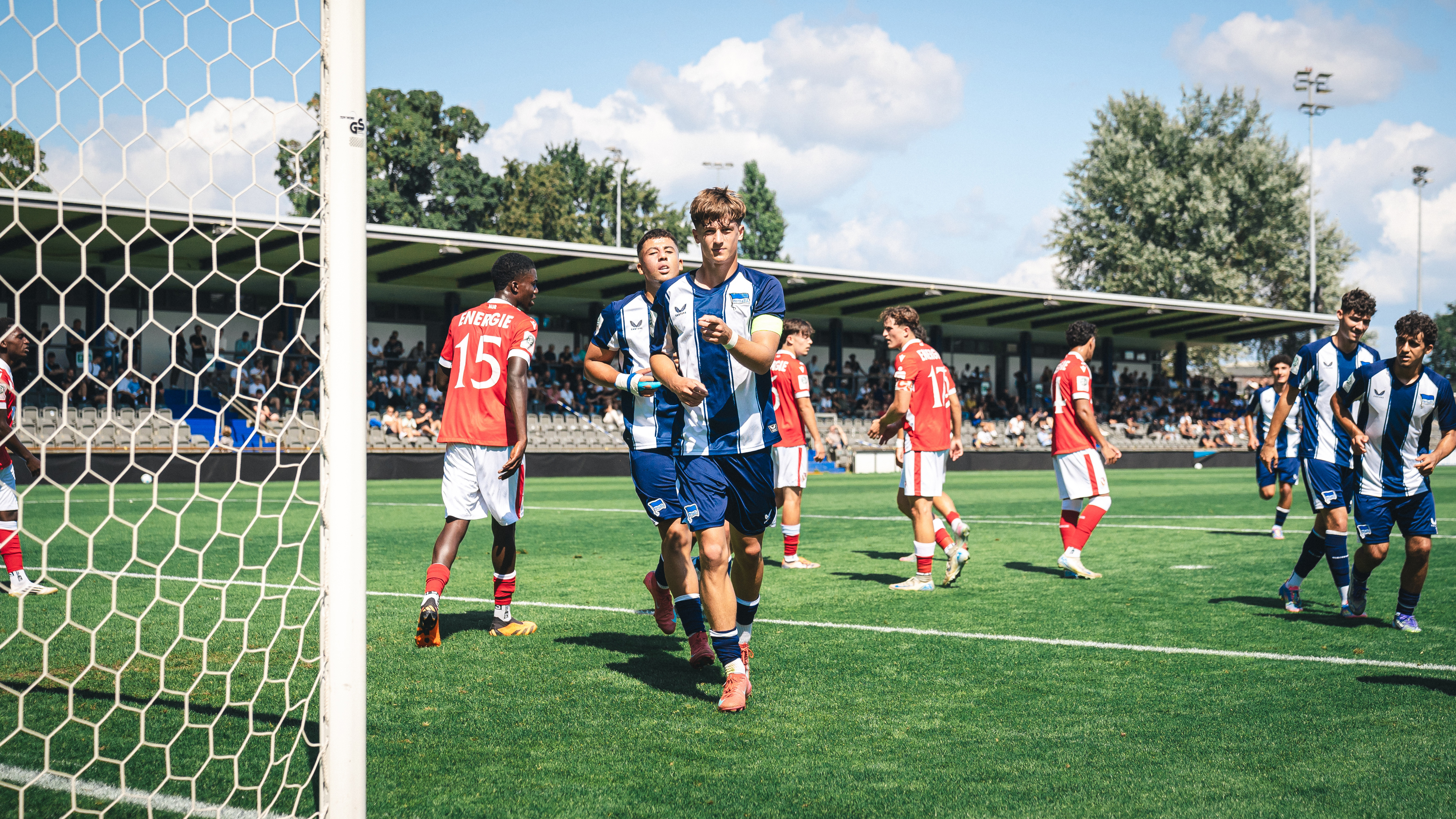 Torjubel nach dem Treffer zum 1:0.