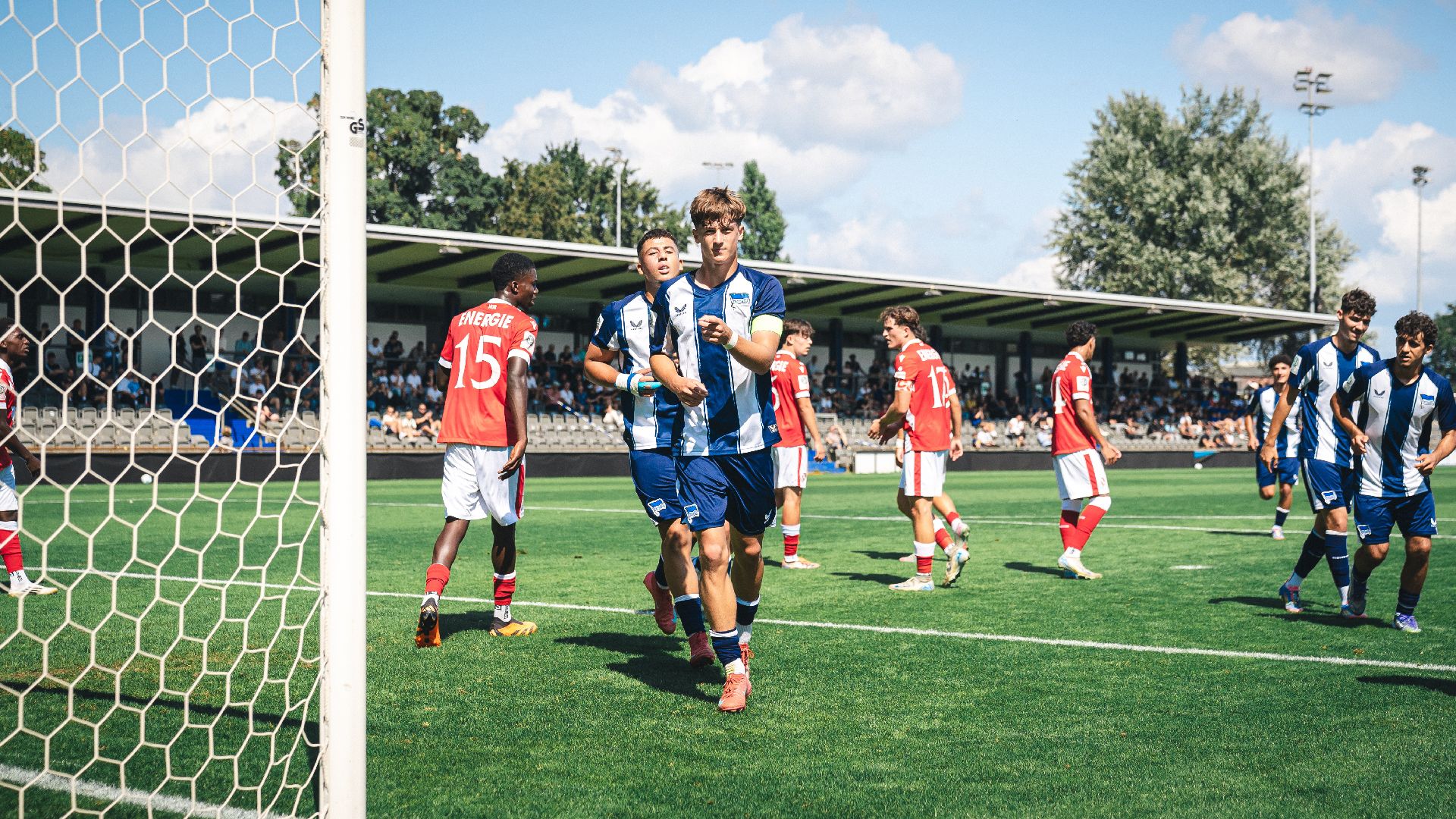 Torjubel nach dem Treffer zum 1:0.