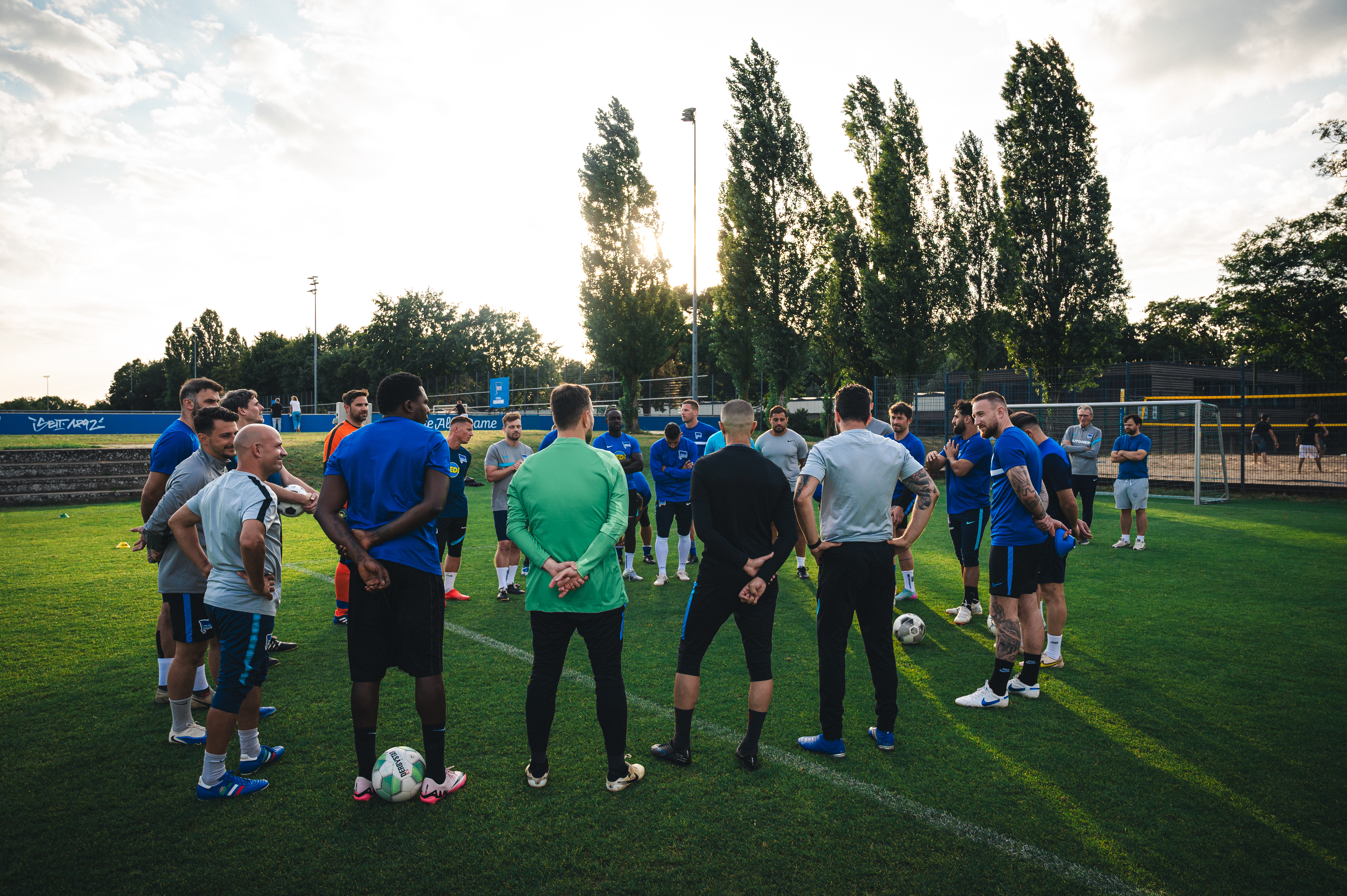 Die Ü40 Mannschaft steht vor dem Training im Kreis zusammen.