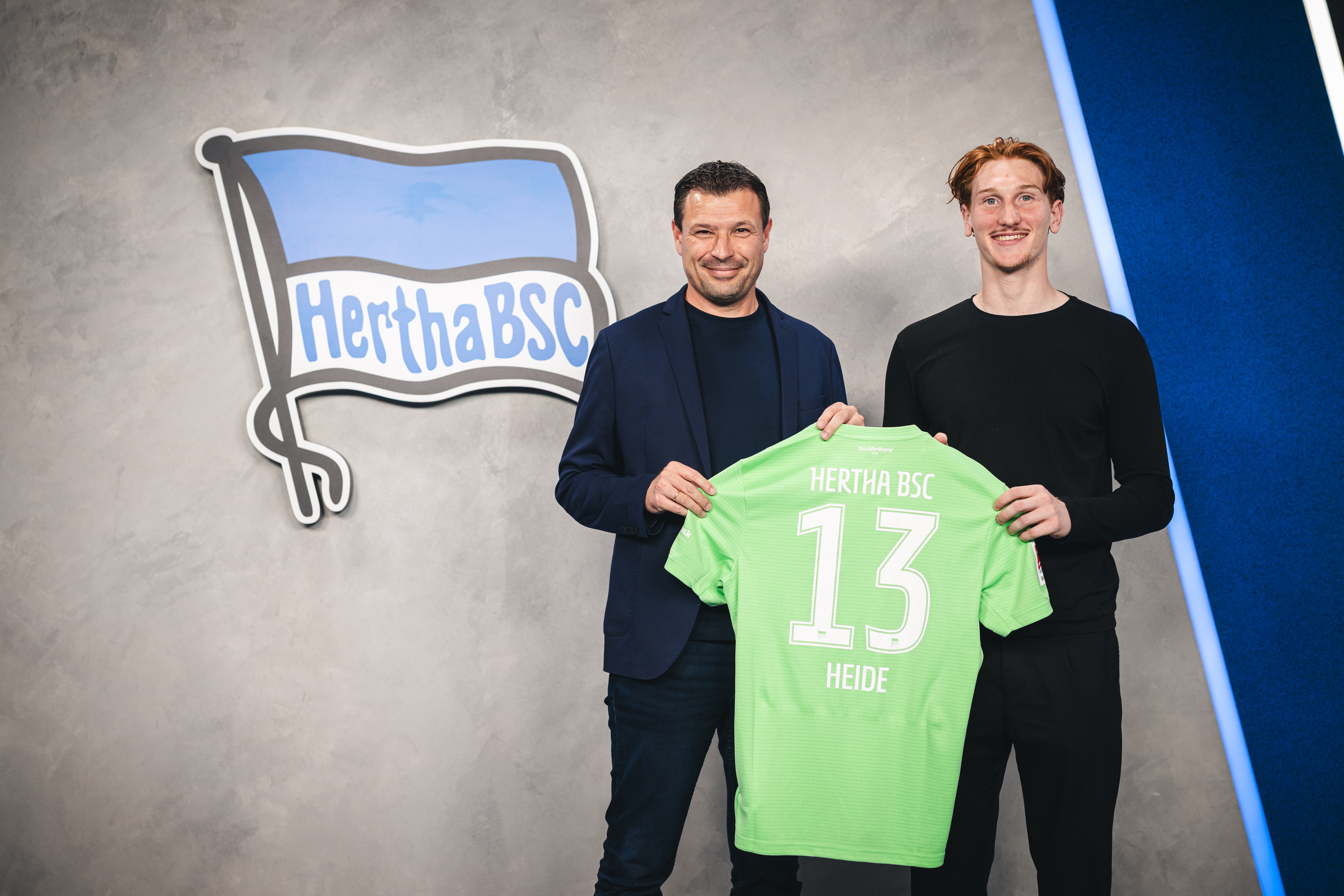 Benjamin Weber und Konstantin Heide halten ein Trikot hoch.