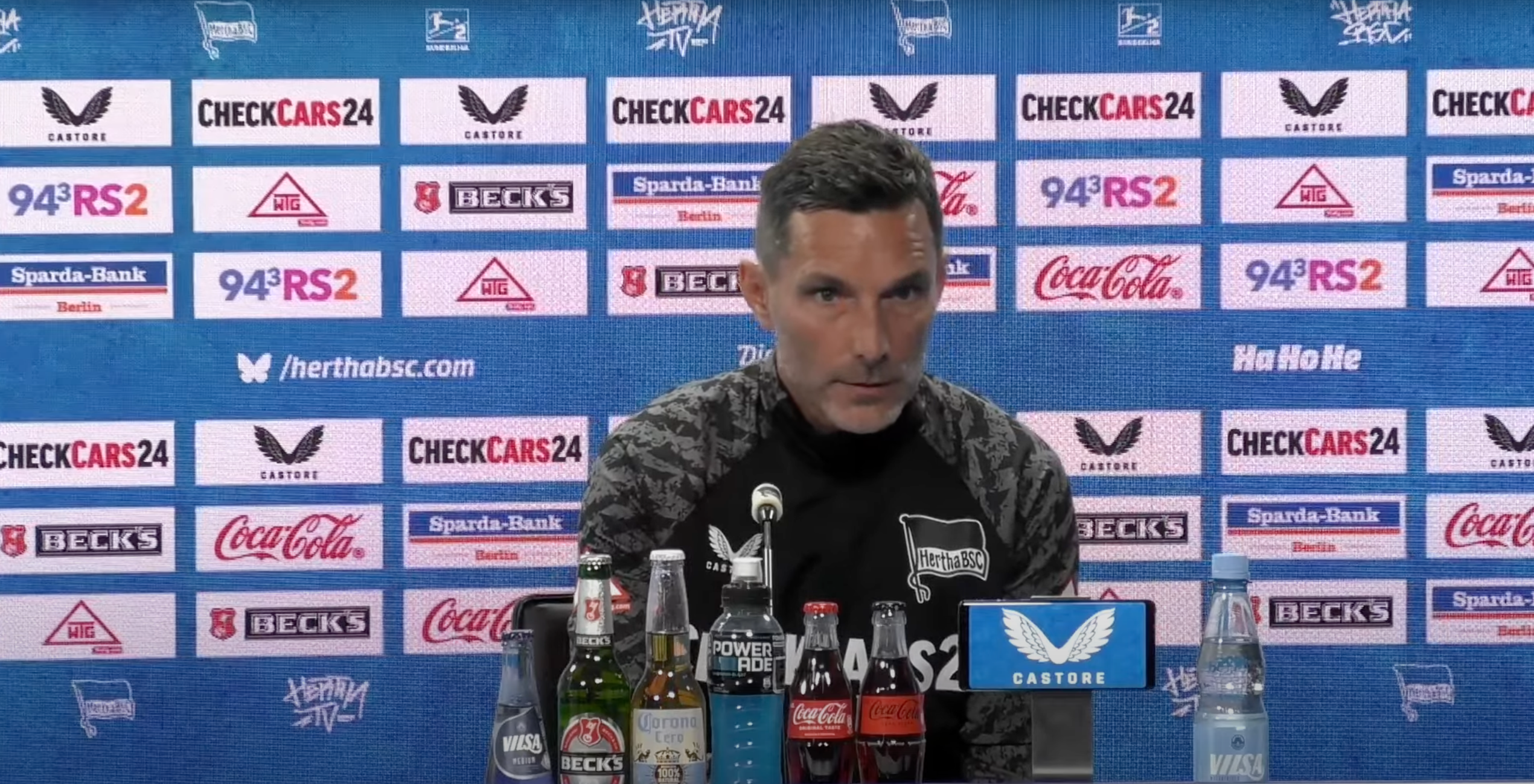 Stefan Leitl sitzt auf dem Podium.