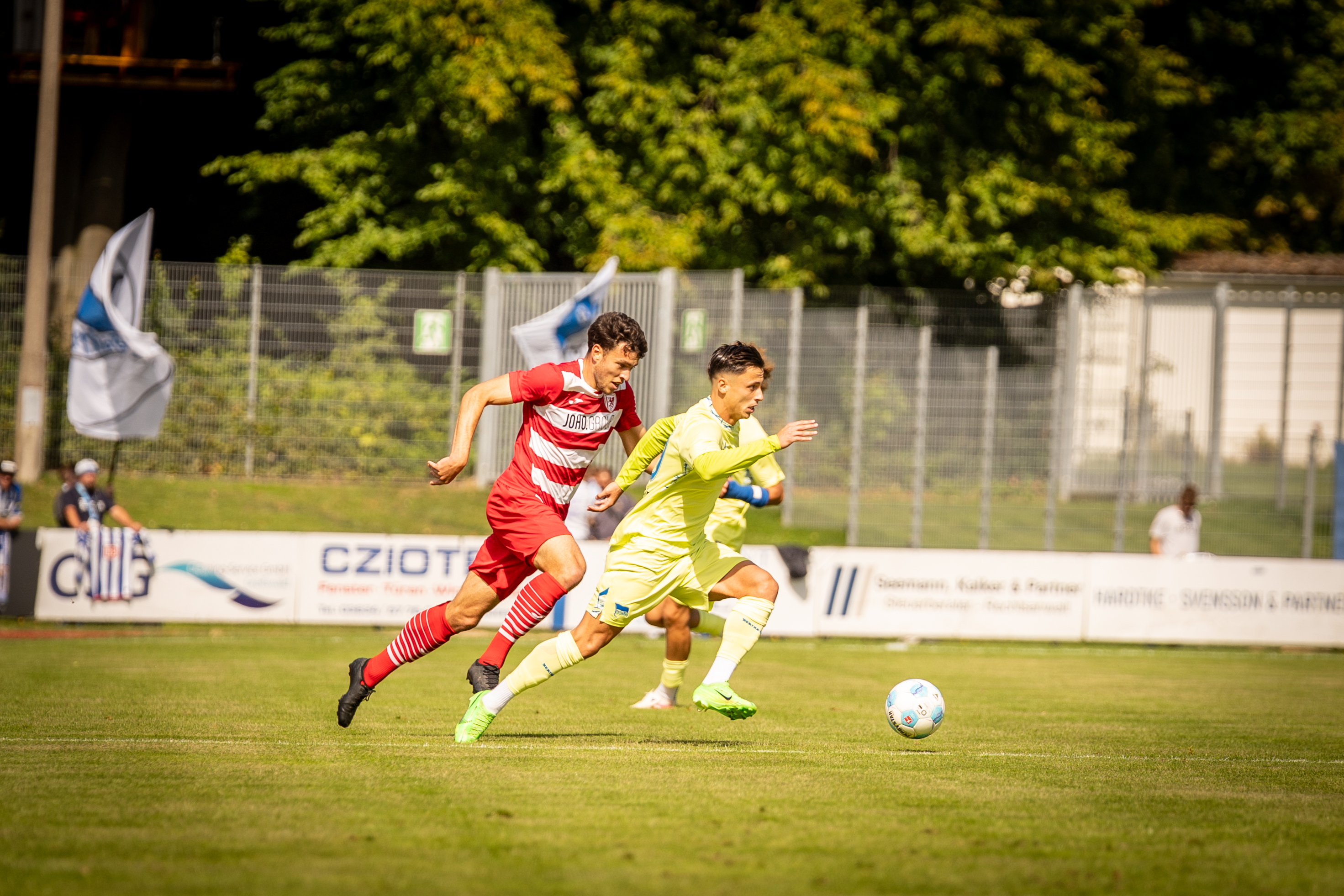 Dion Ajvazi im Zweikampf mit einem Greifswalder Gegenspieler.