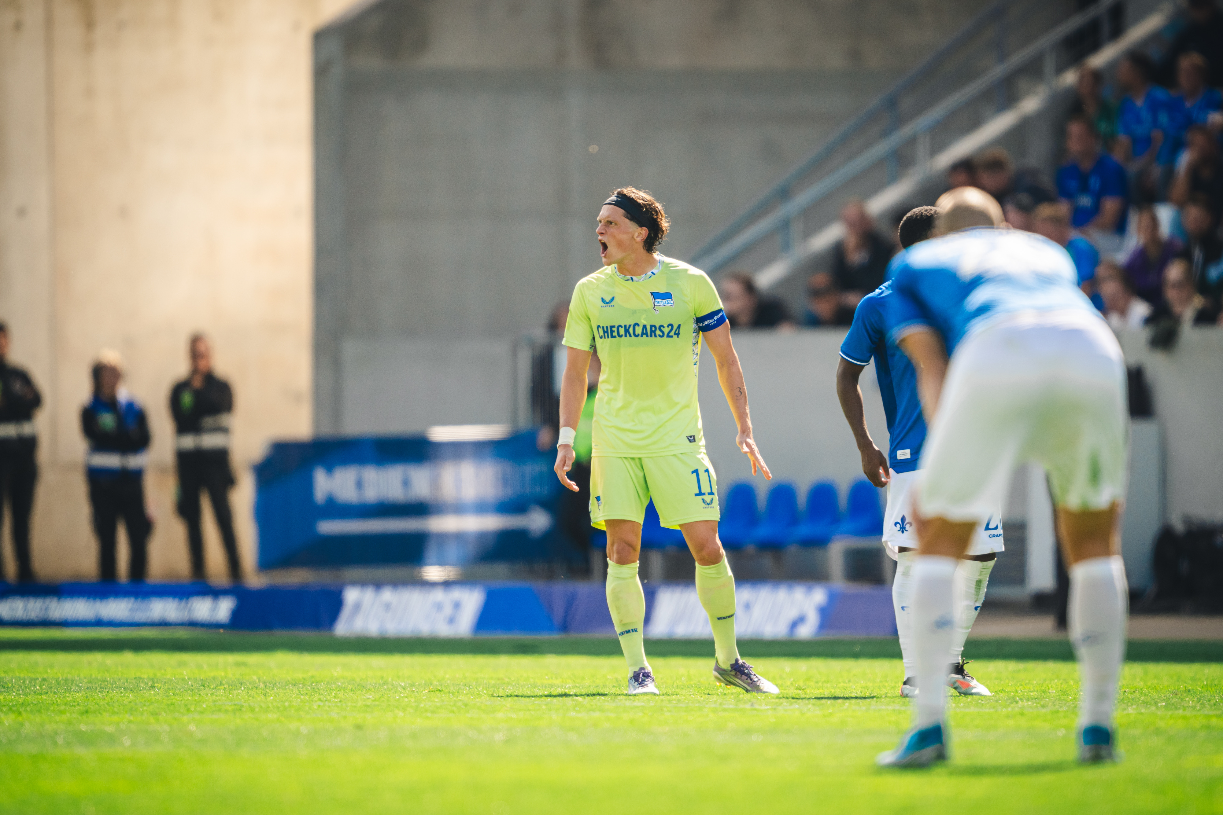 Fabian Reese auf dem Platz im Stadion in Darmstadt.