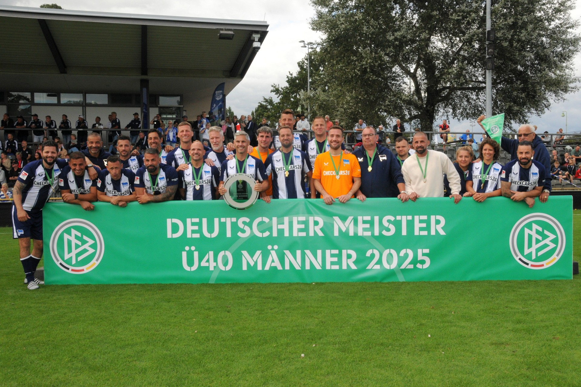 Die Ü40-Mannschaft feiert die Meisterschaft.