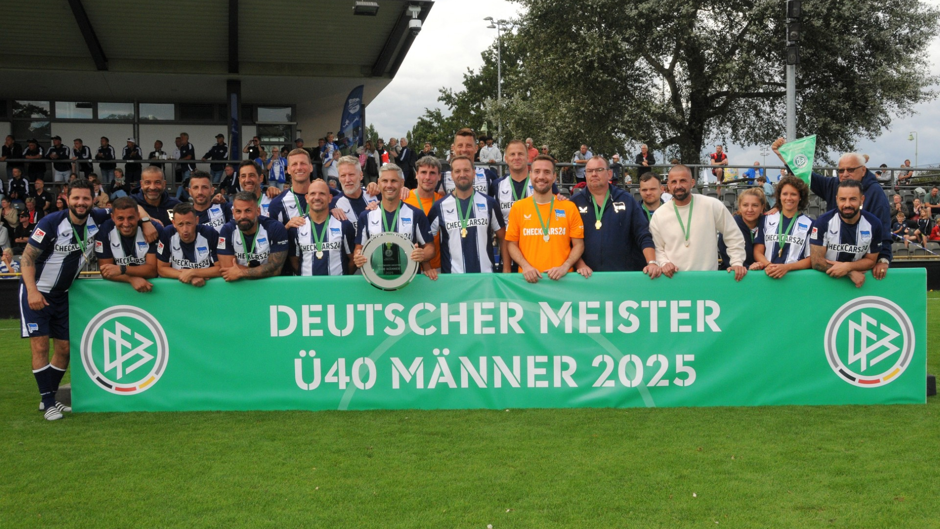 Die Ü40-Mannschaft feiert die Meisterschaft.