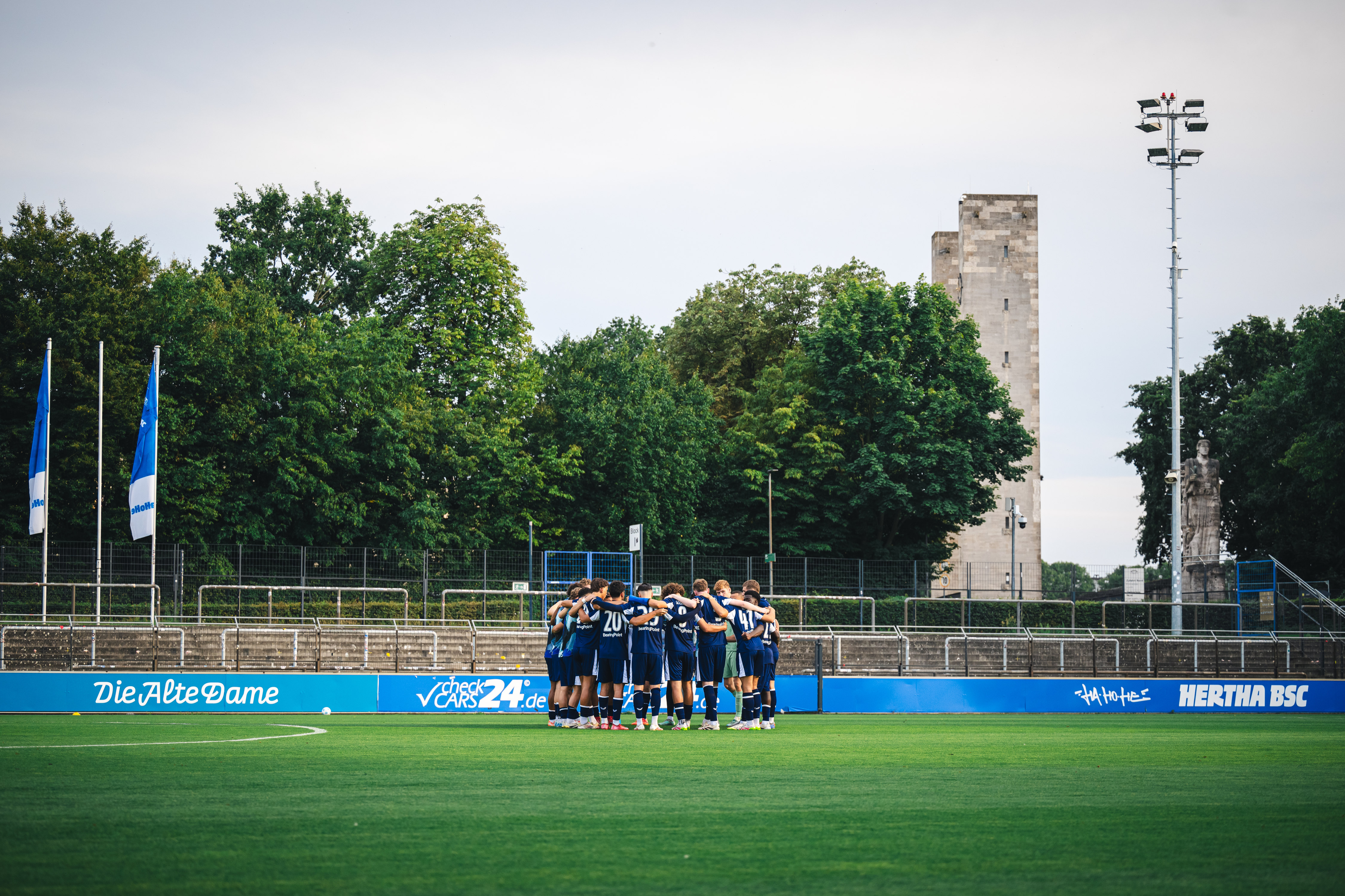 Unsere U23 formiert sich zum Mannschaftskreis.
