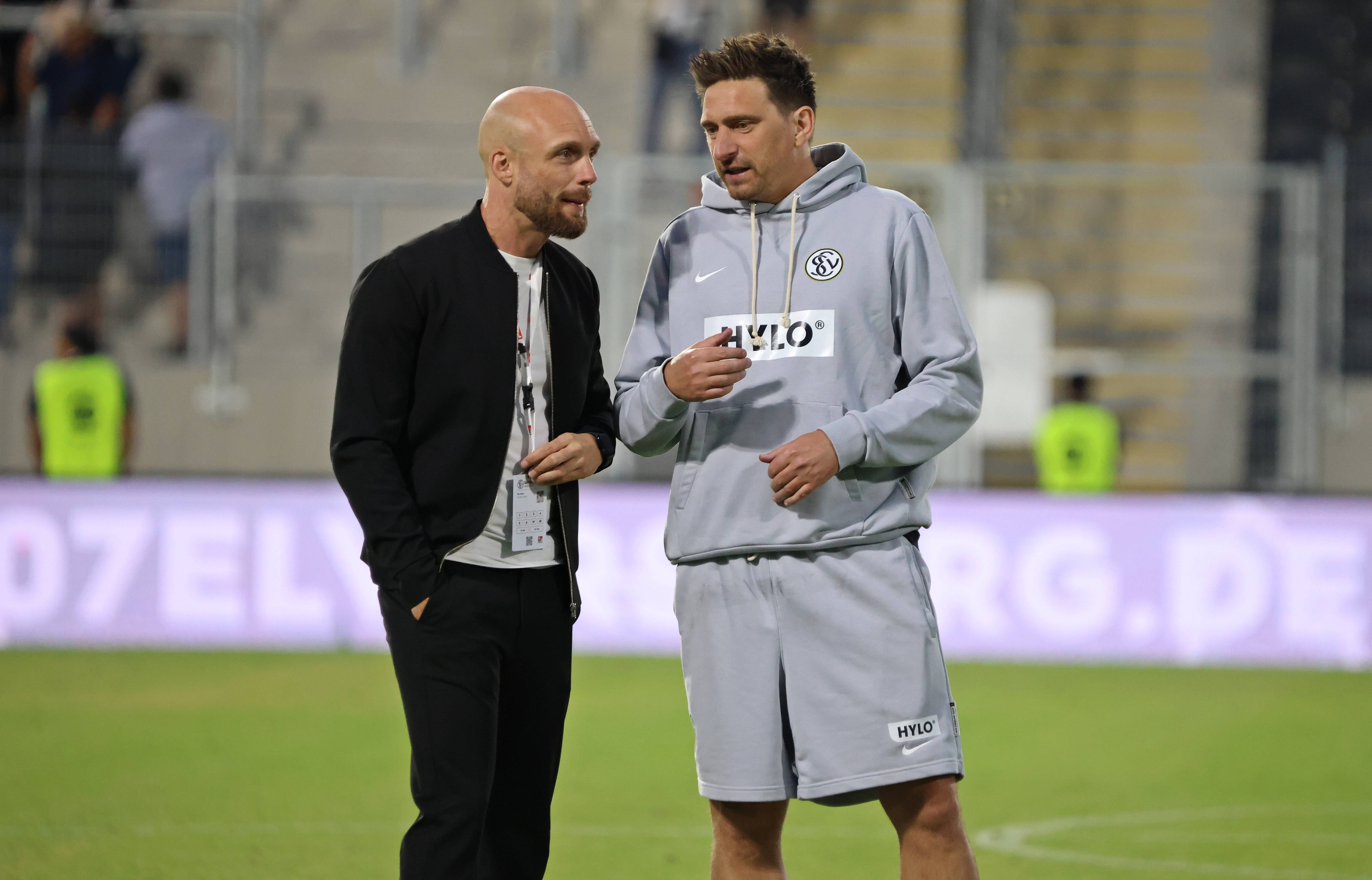 Sportdirektor Nils-Ole Book und Trainer Vincent Wagner unterhalten sich.