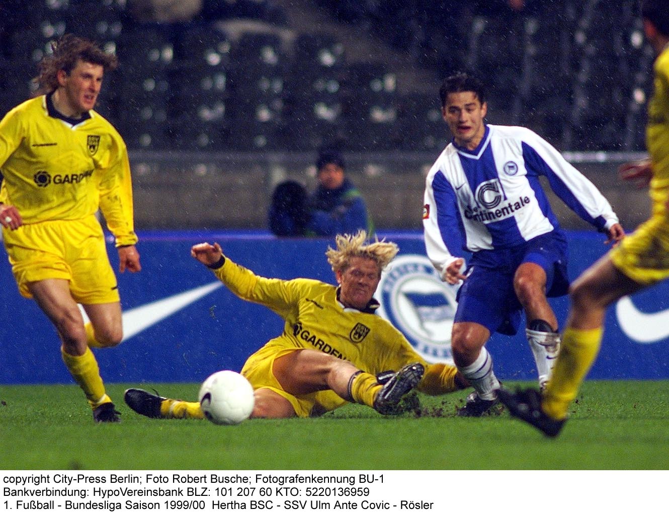 Ante Čović im Zweikampf mit zwei Ulmer Gegenspielern.