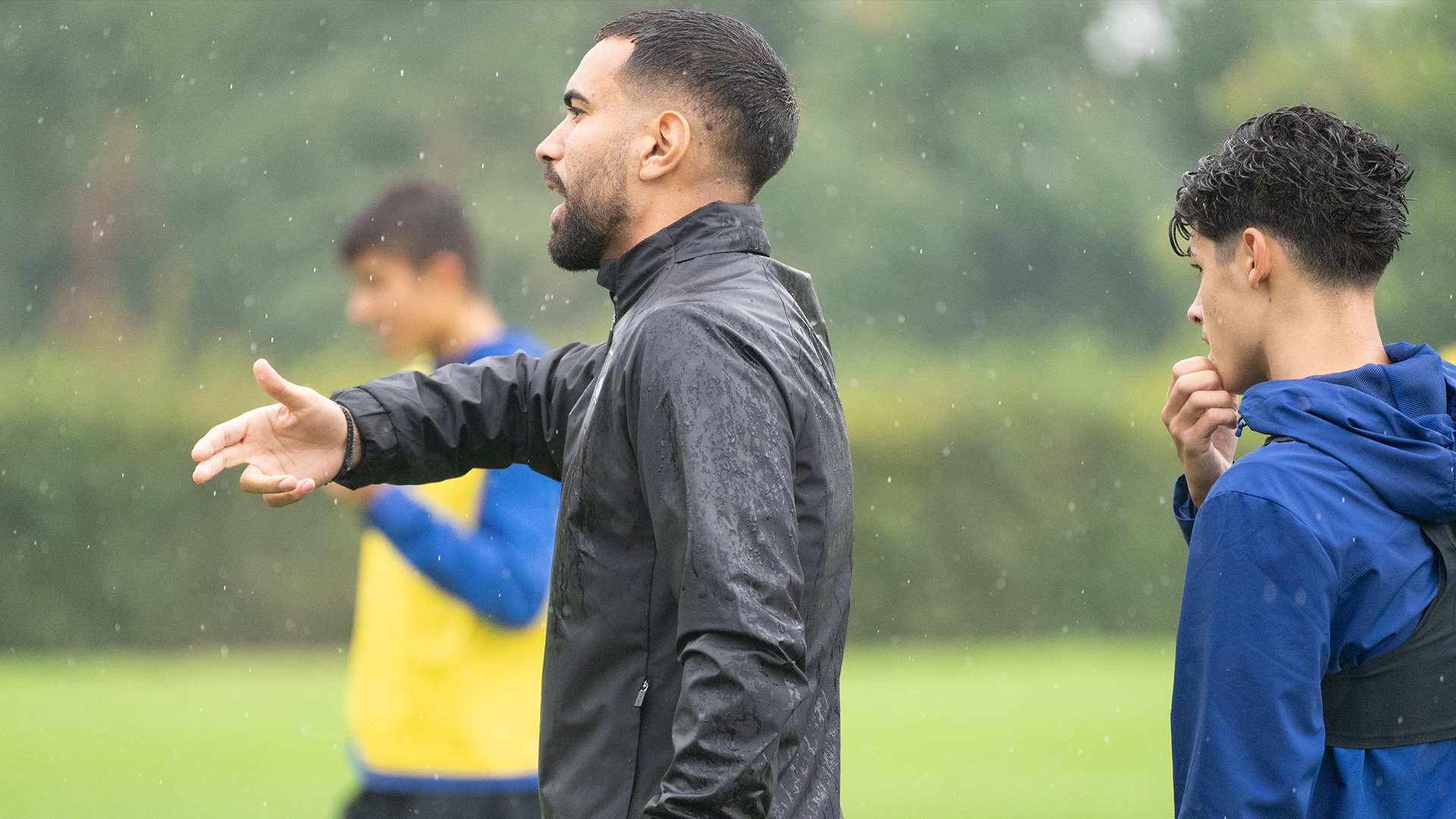 Kostas Kotsifakis gibt Anweisen während des Trainings.