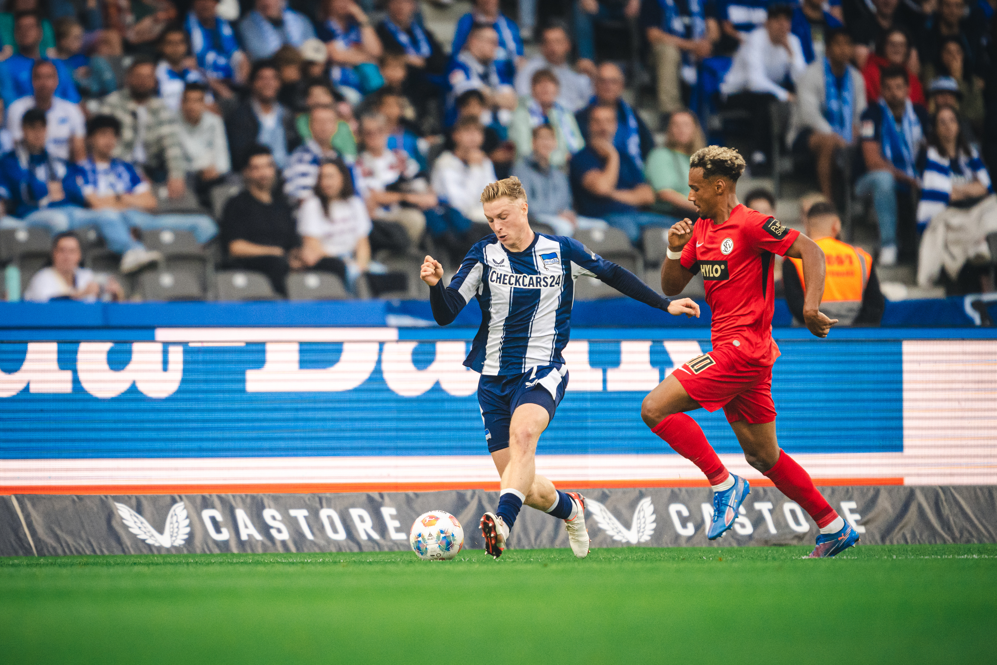 Julian Eitschberger setzt sich gegen einen Gegenspieler der SV Elversberg durch.