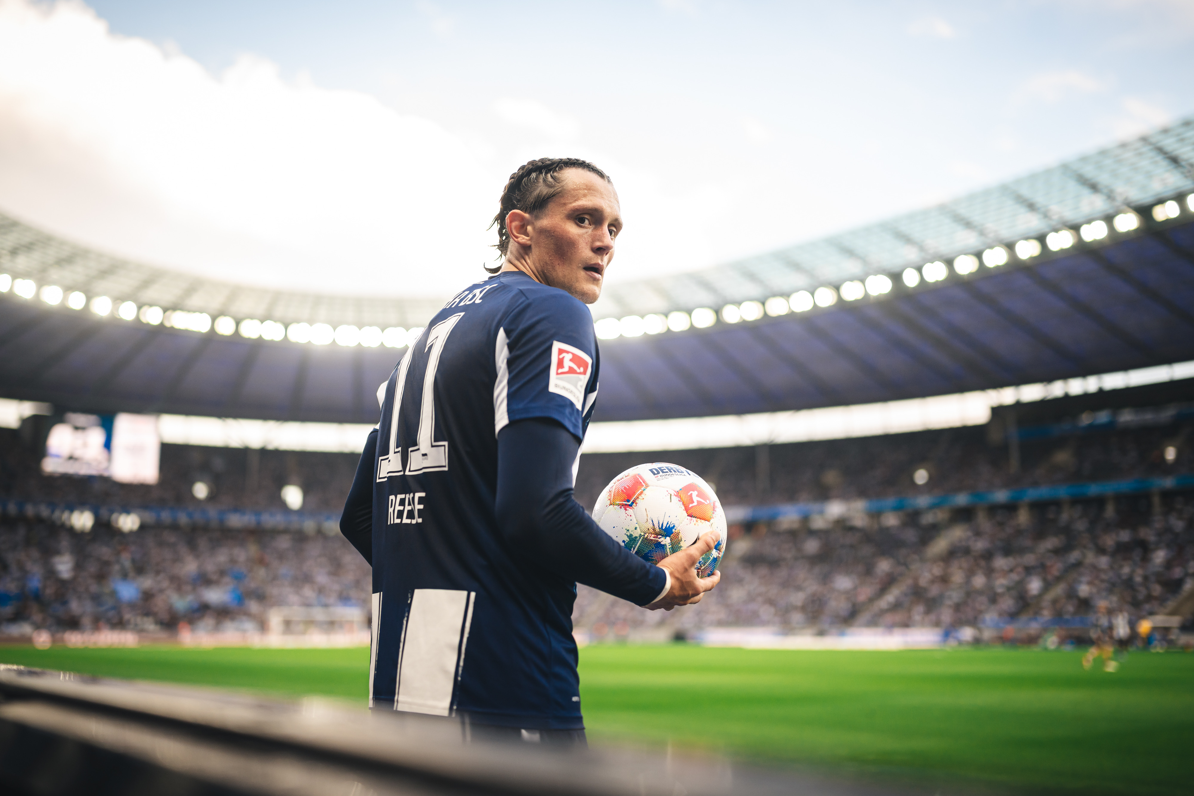 Fabian Reese beim Einwurf mit dem Olympiastadion im Hintergrund.