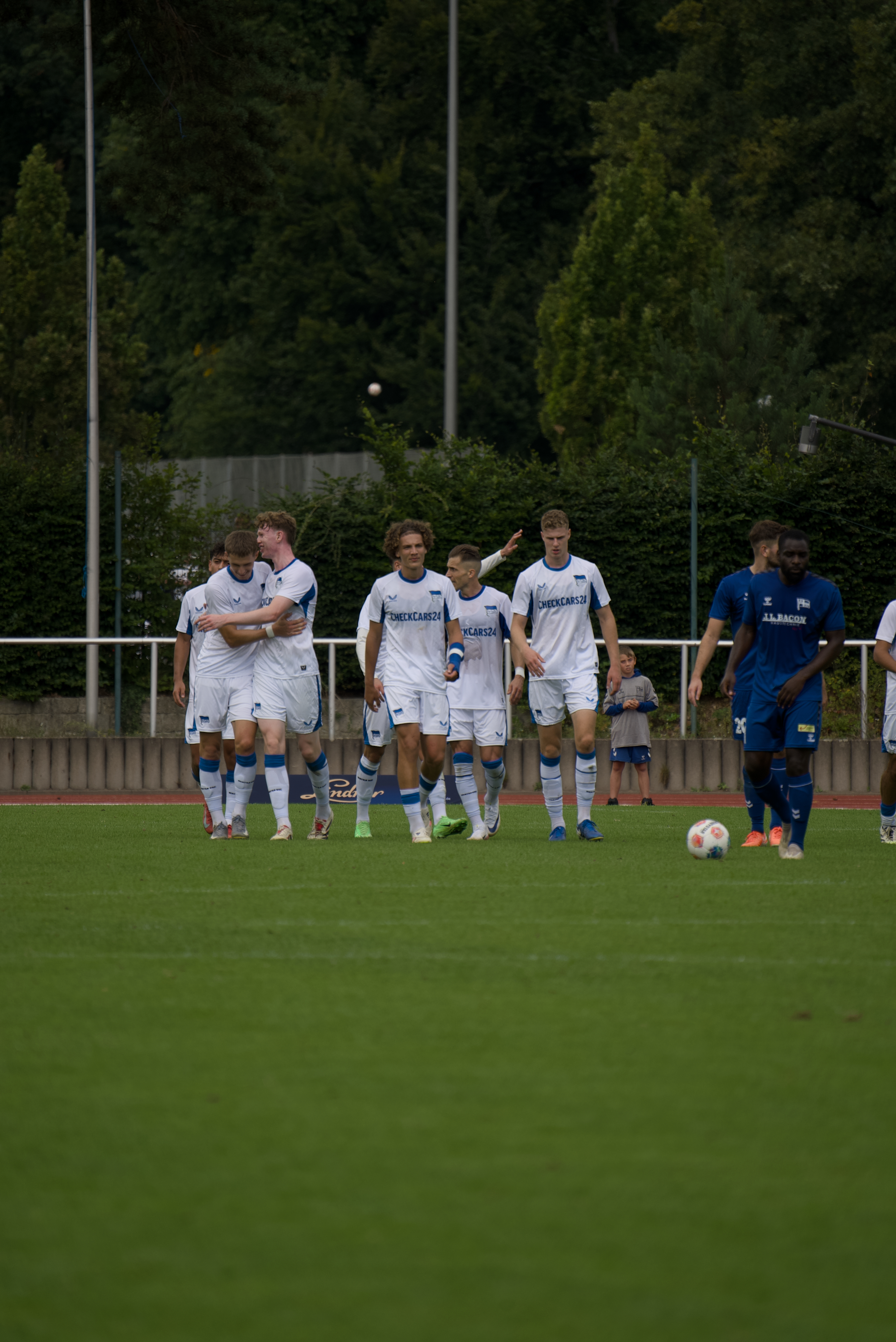 Unsere U23 bejubelt ein Tor für unsere Bubis.