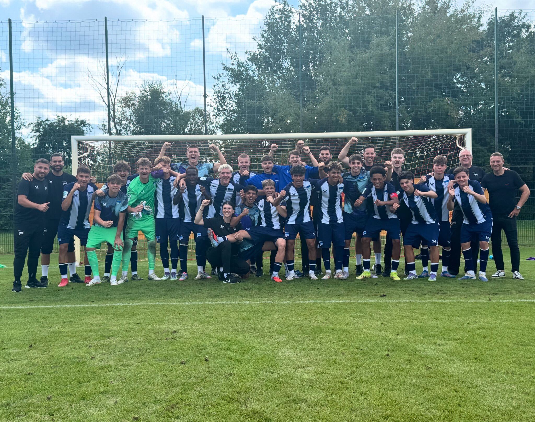 Die U17 feiert ihren Auftaktsieg.