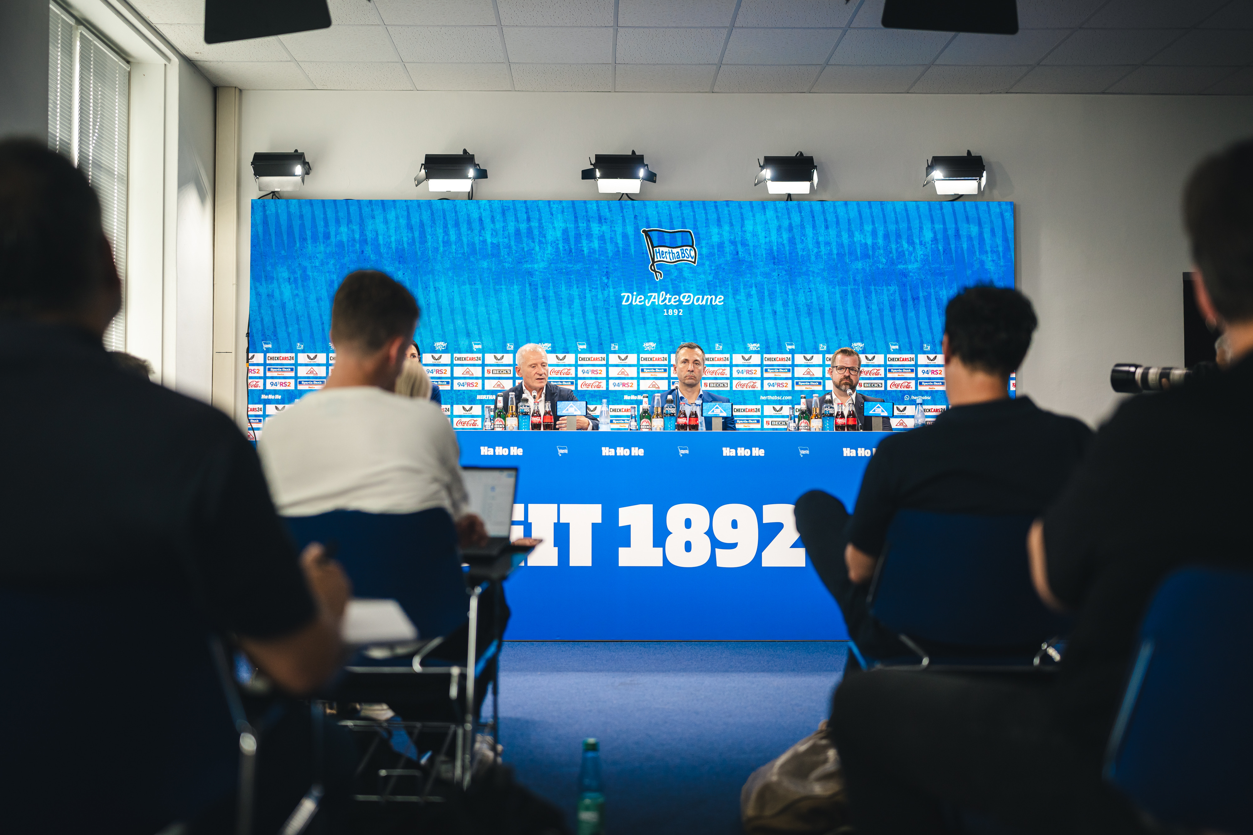 Dr. Peter Görlich, Ralf Huschen und Fabian Drescher sitzen auf dem Podium.
