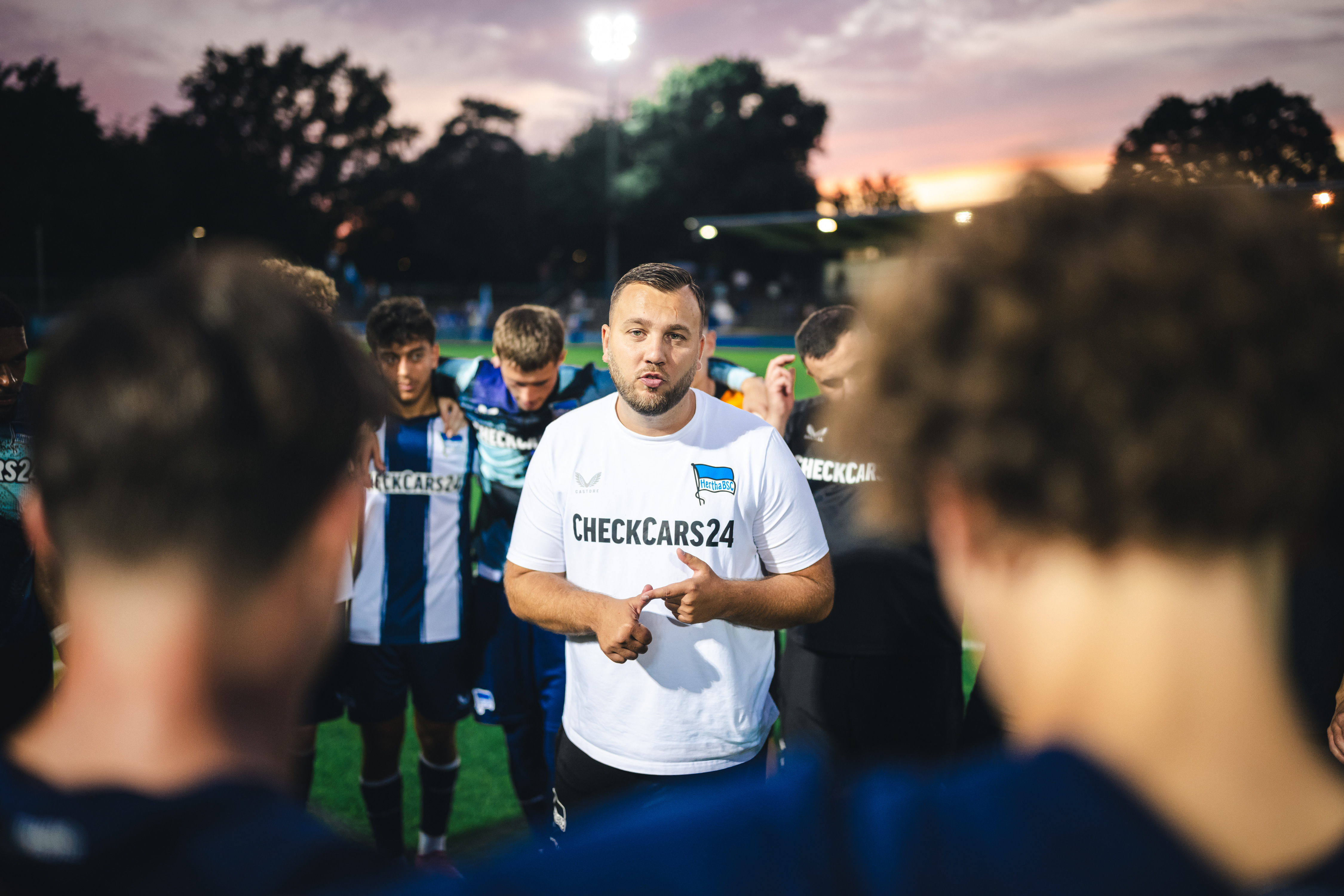 Rejhan Hasanović spricht auf dem Spielfeld zu seinem Team.