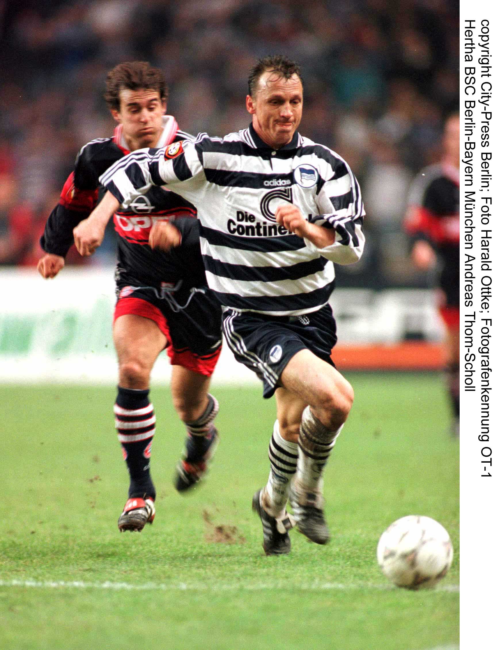 Andreas Thom im Duell mit Mehmet Scholl