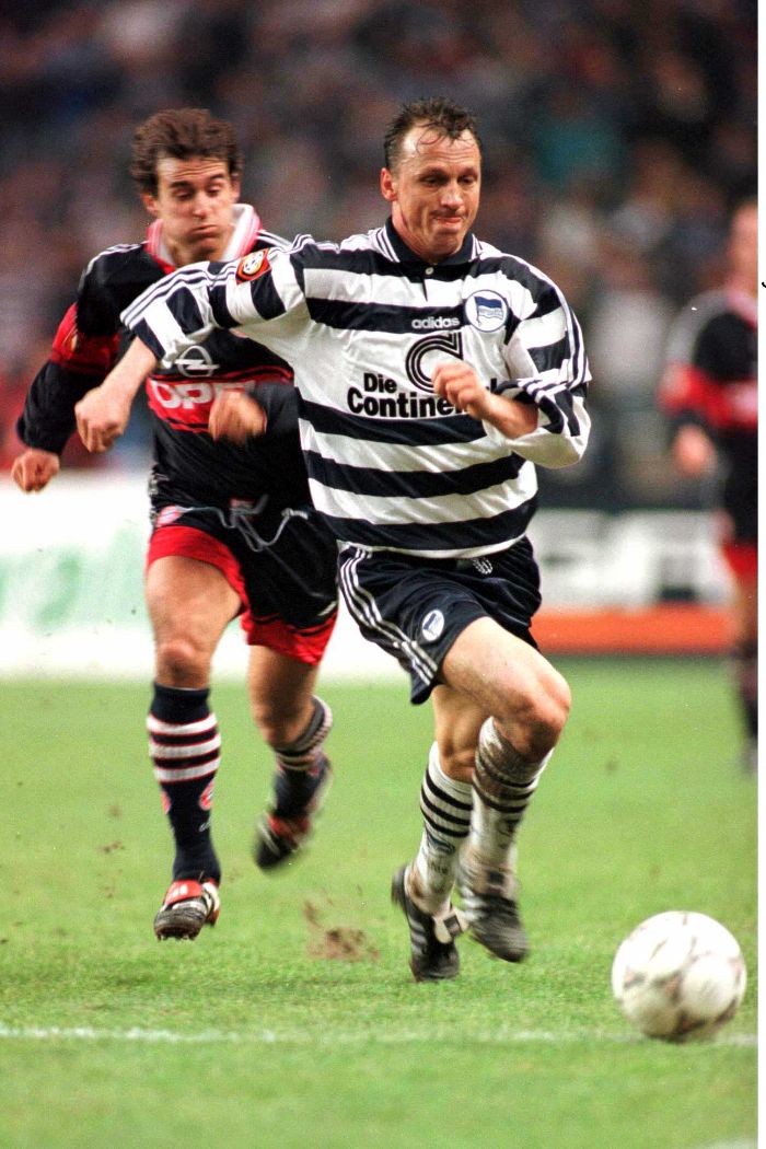 Andreas Thom im Duell mit Mehmet Scholl