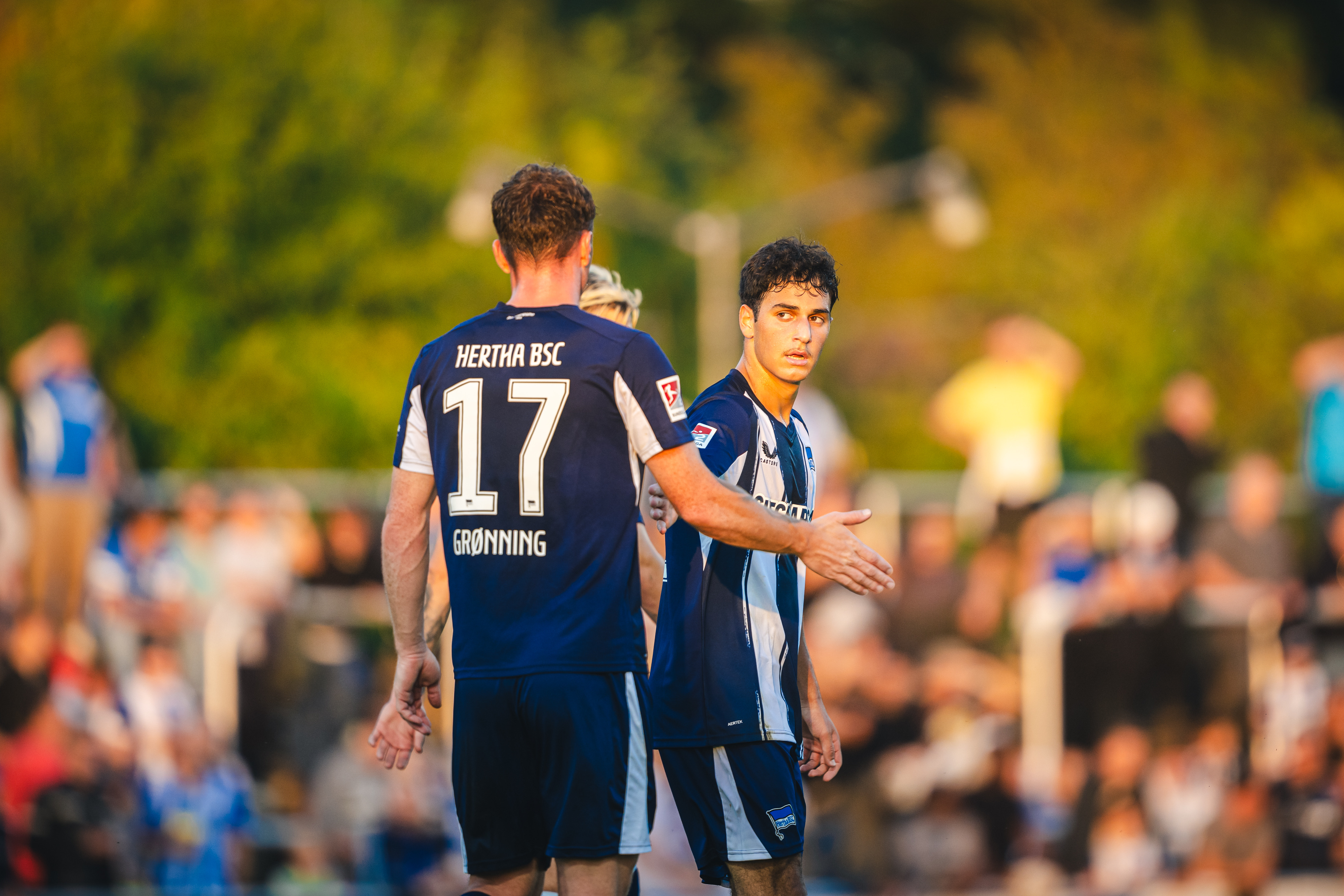 Yunus Ünal und Sebastian Grønning klatschen nach einem Tor ab.