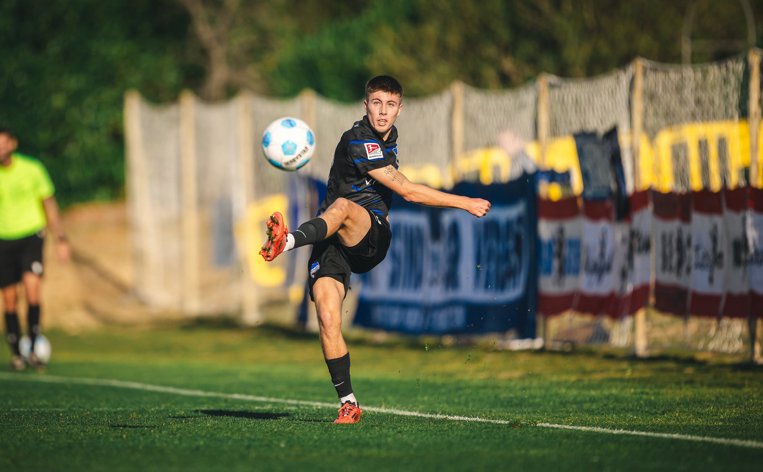 Gustav Christensen schlägt einen langen Ball.