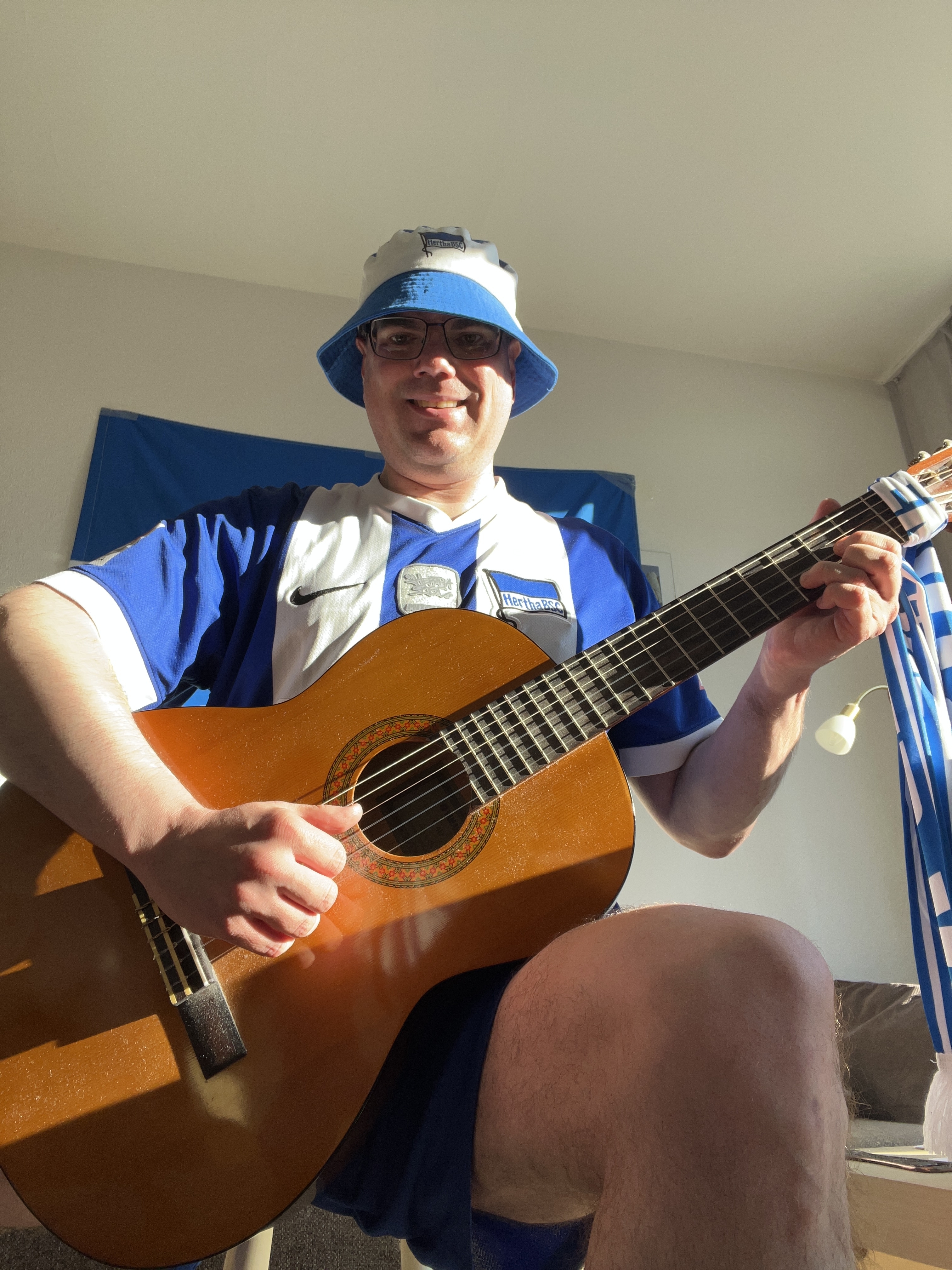 Christian Deppisch mit seiner Gitarre.