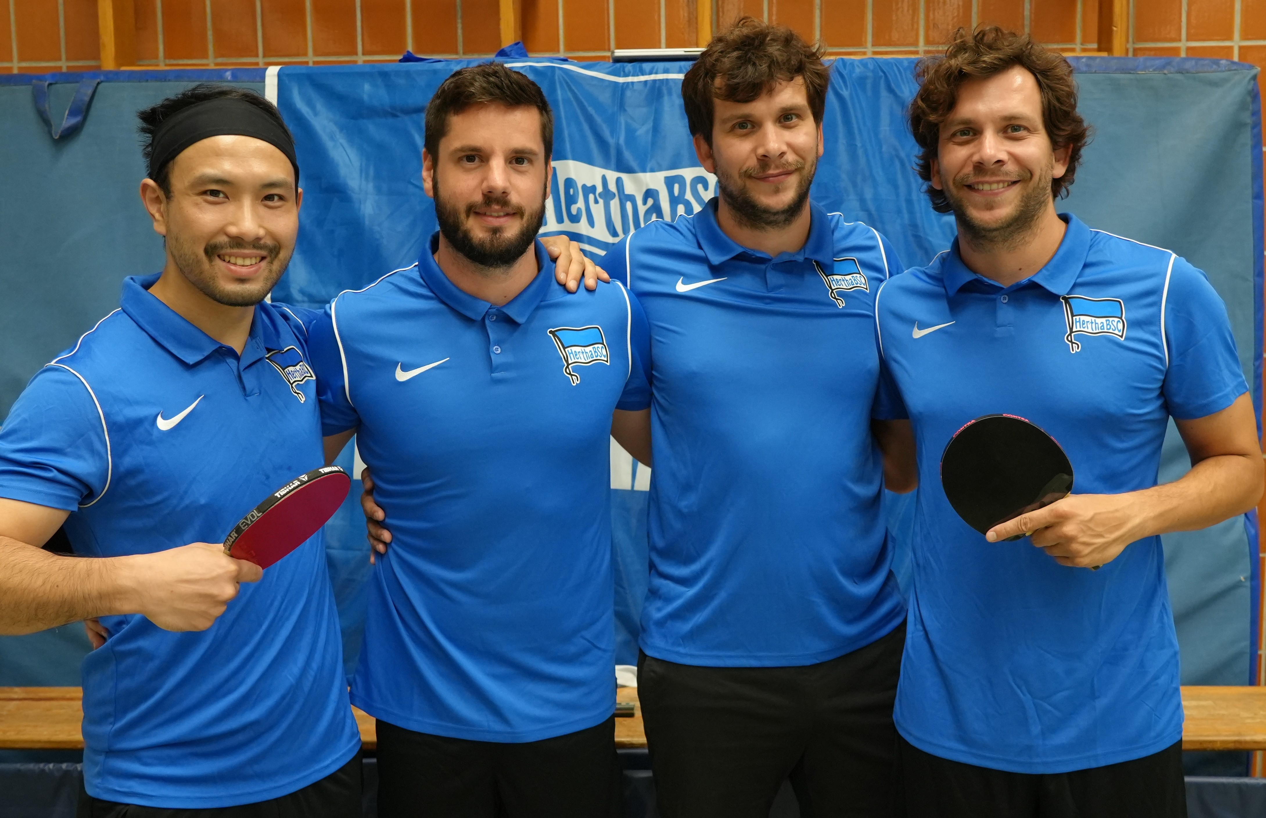 Teamfoto der ersten Mannschaft der Tischtennisabteilung von Hertha BSC.