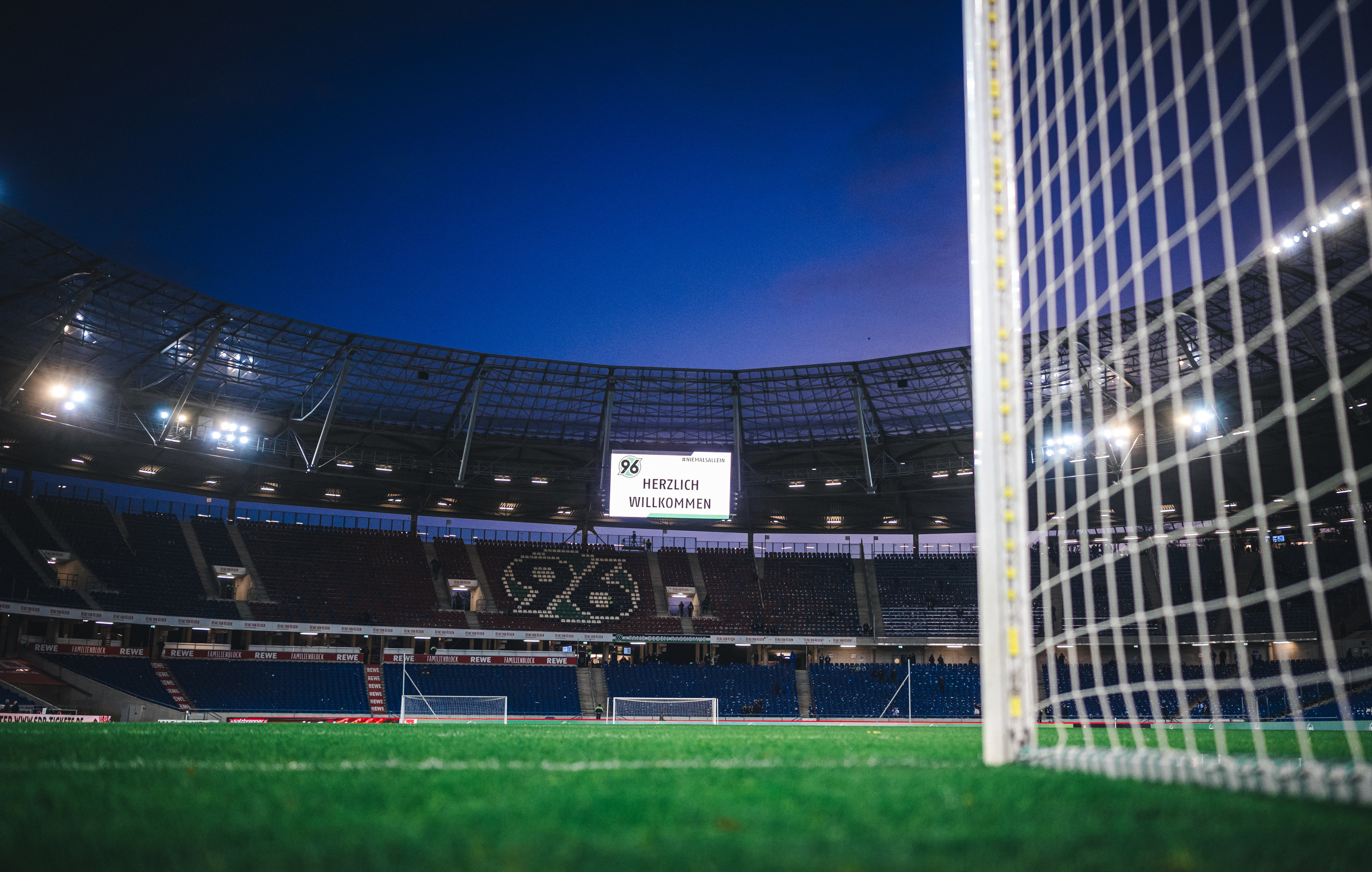 Das Spielfeld im leeren Niedersachsenstadion bei einbrechender Dunkelheit.