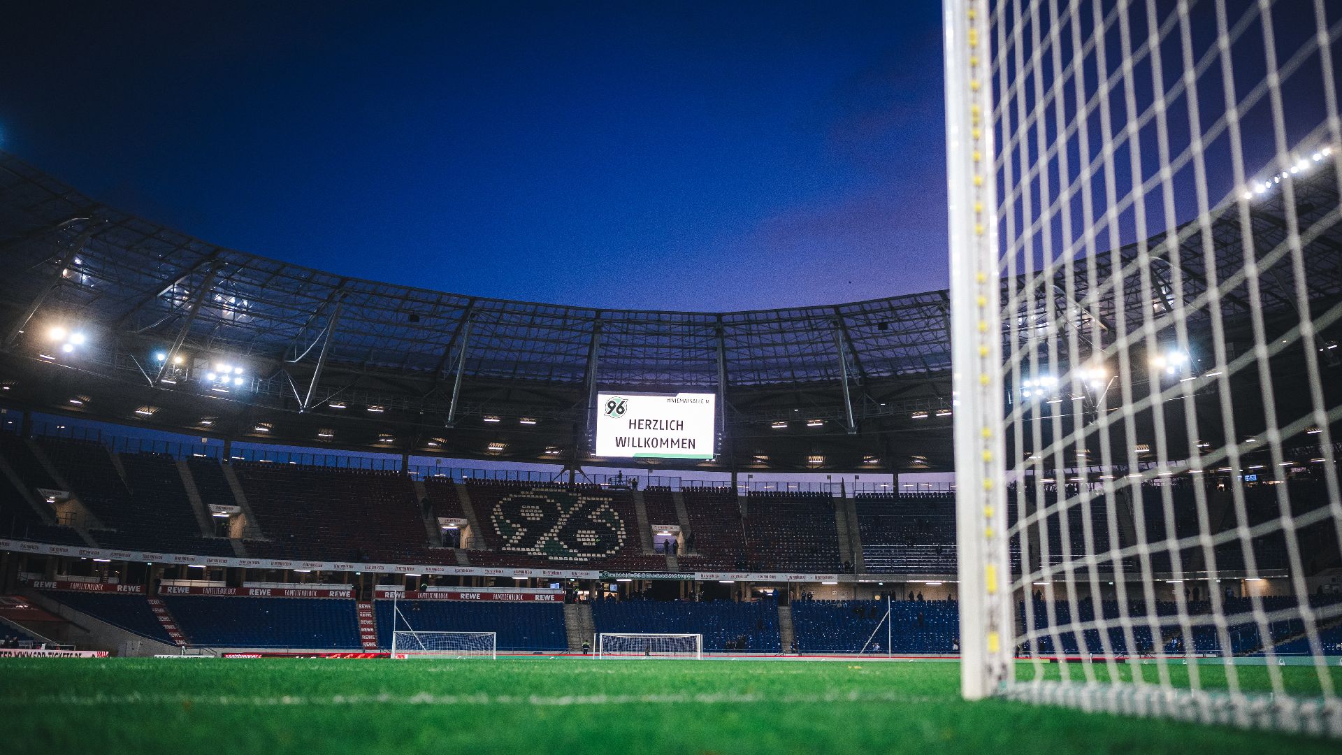 Das Spielfeld im leeren Niedersachsenstadion bei einbrechender Dunkelheit.