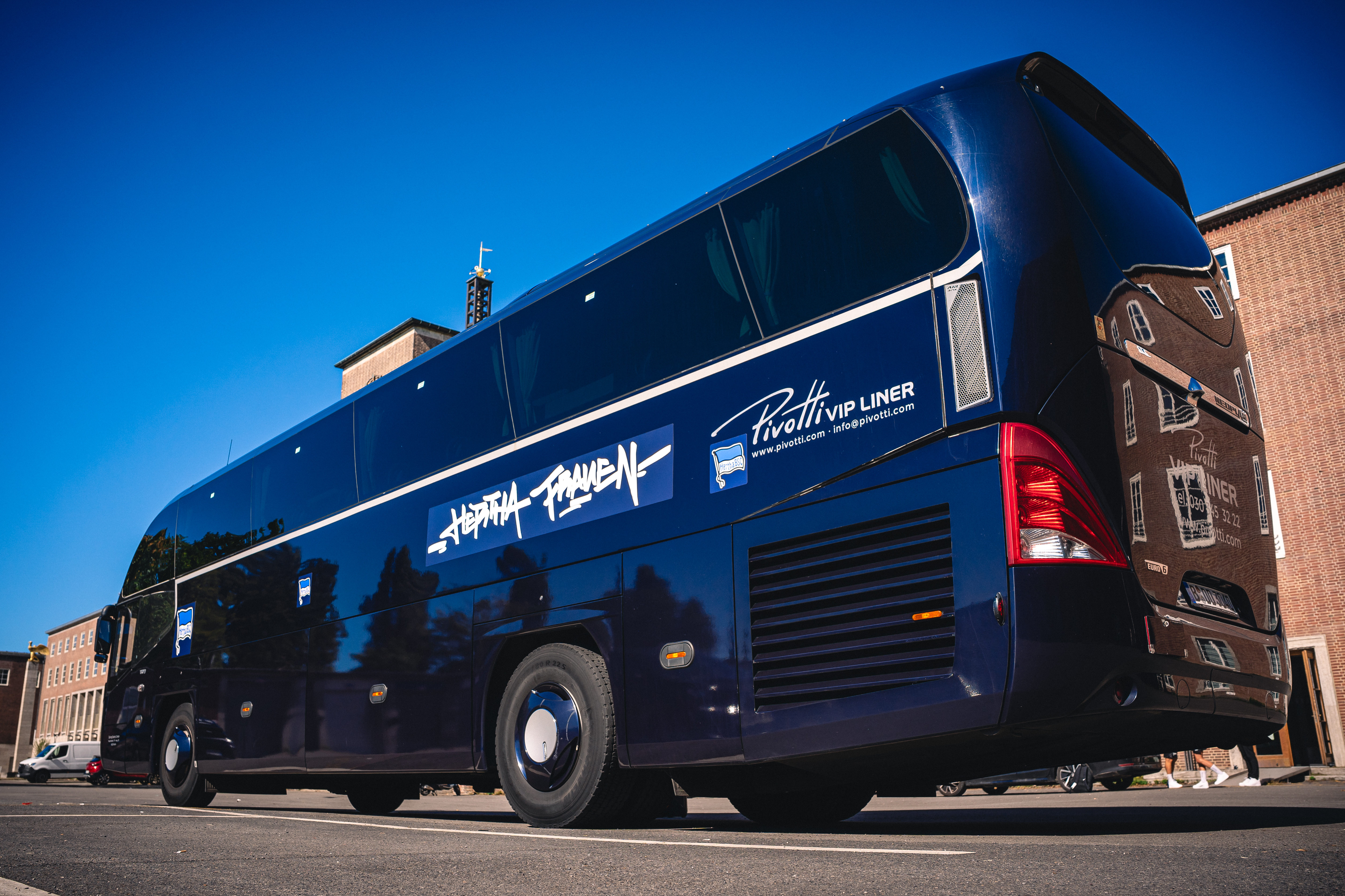 Der neue Bus unserer 1. Frauen.