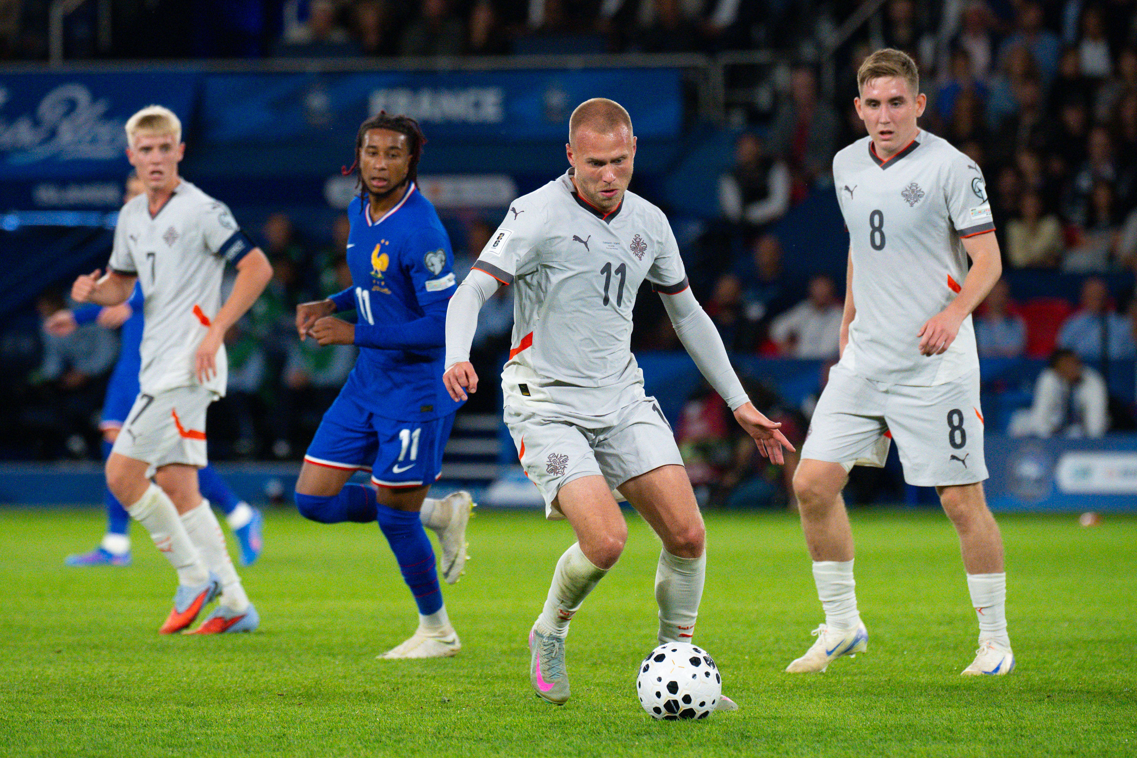 Jón Dagur Thorsteinsson führt den Ball.