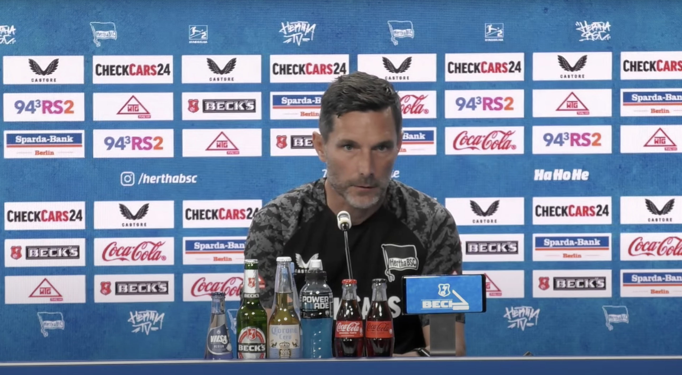 Stefan Leitl bei der Pressekonferenz vor dem Gastspiel in Hannover.