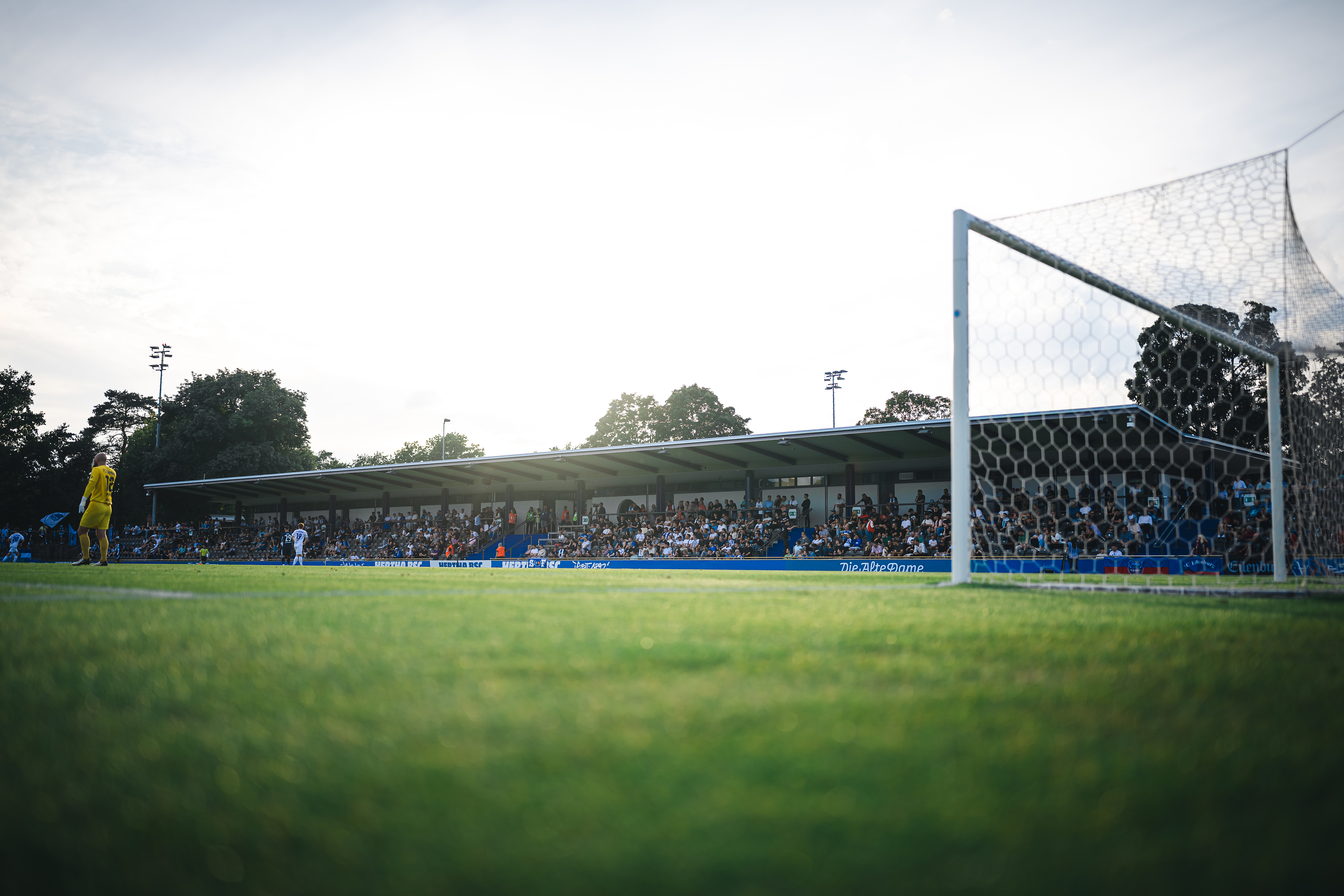Volle Tribüne im Amateurstadion.