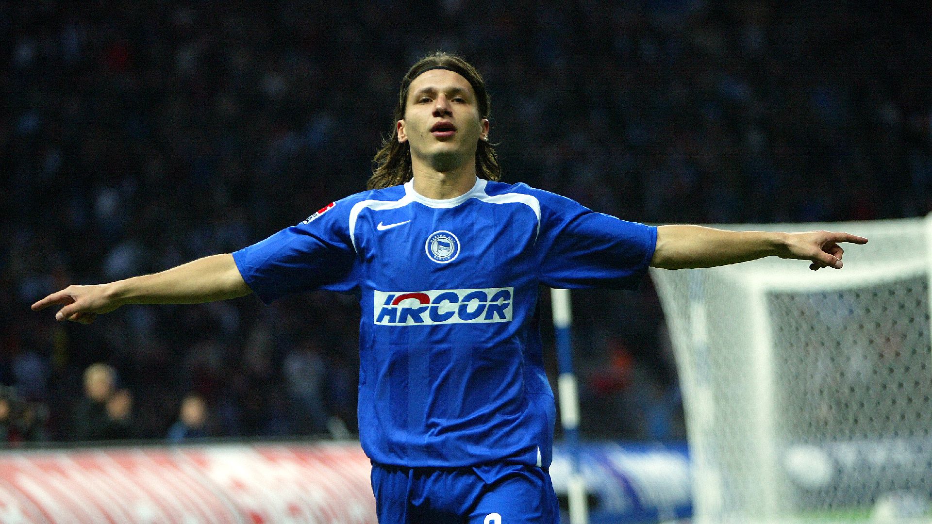 Marko Pantelić bejubelt ein Tor.