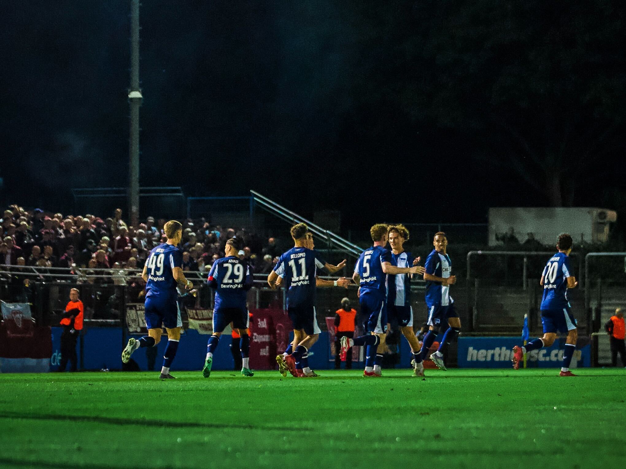 Die Spieler unserer U23 bejubeln ein Tor.