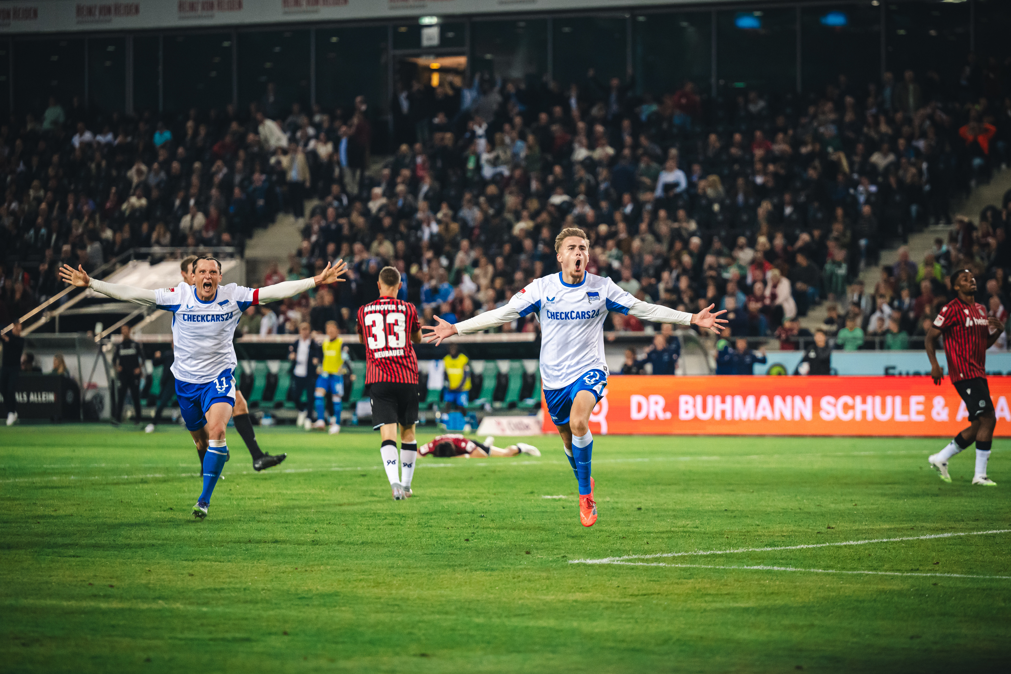 Marten Winkler und Fabian Reese jubeln in Hannover.