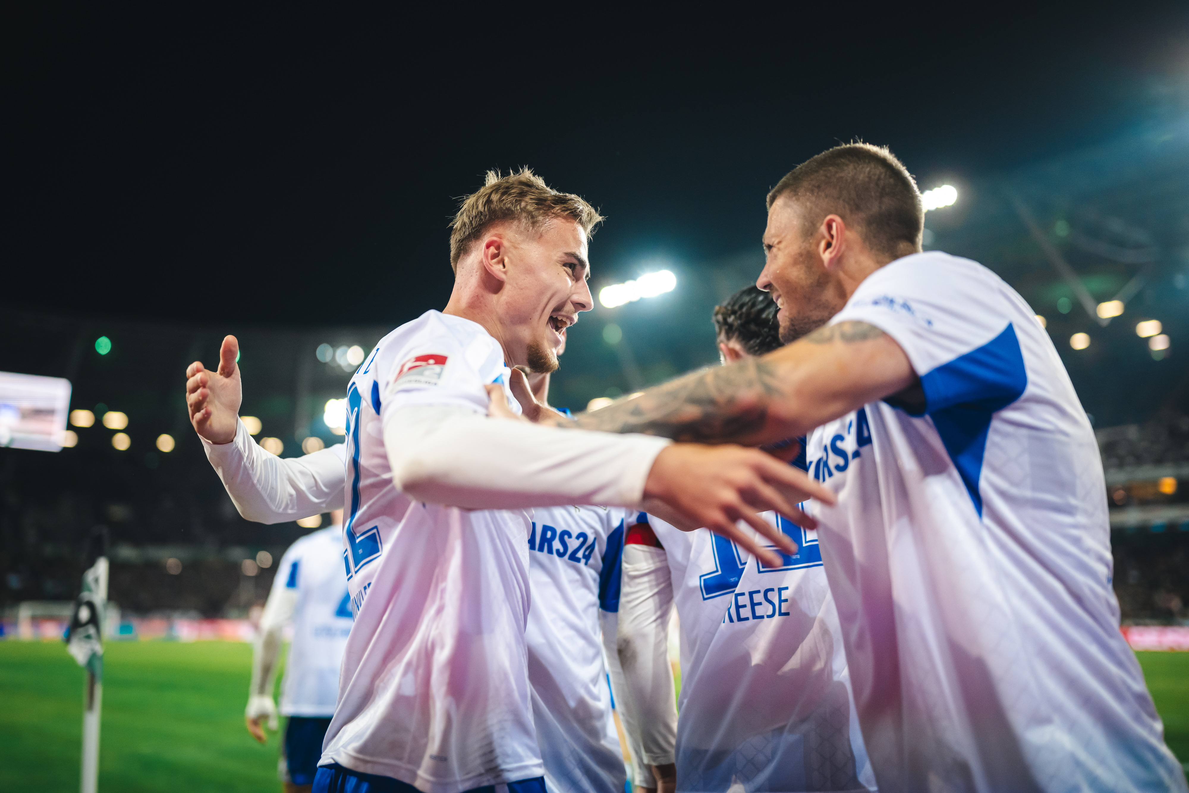 Dawid Kownacki und Marten Winkler bejubeln ein Tor in Hannover.