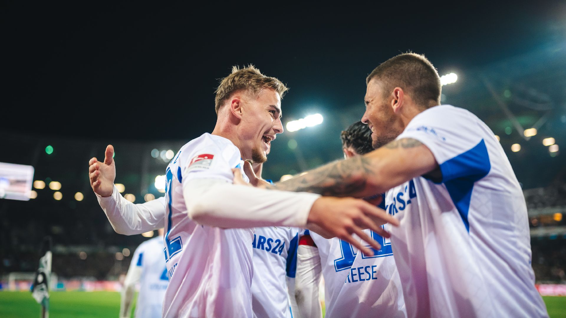Dawid Kownacki und Marten Winkler bejubeln ein Tor in Hannover.