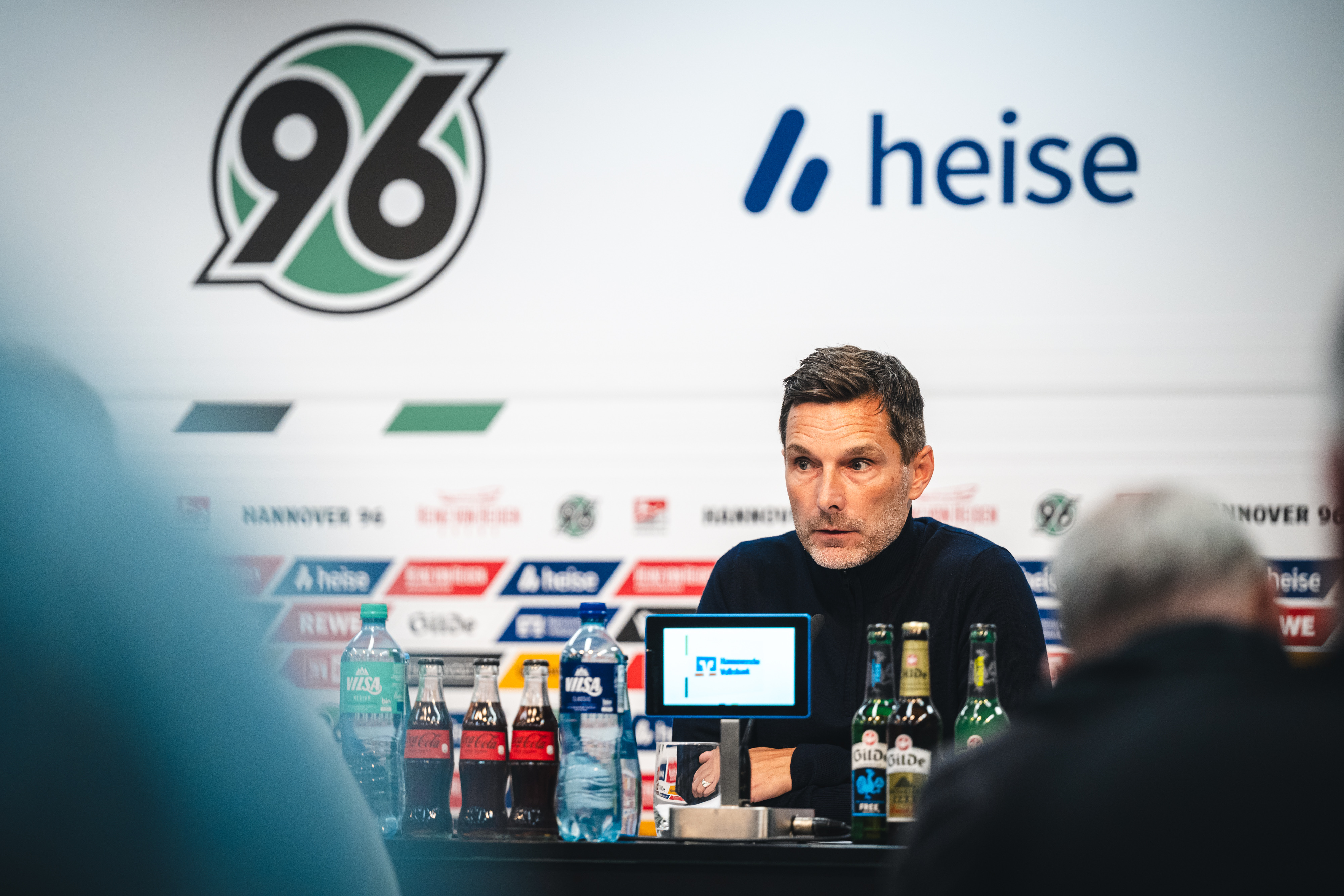 Stefan Leitl sitzt auf dem Podium.