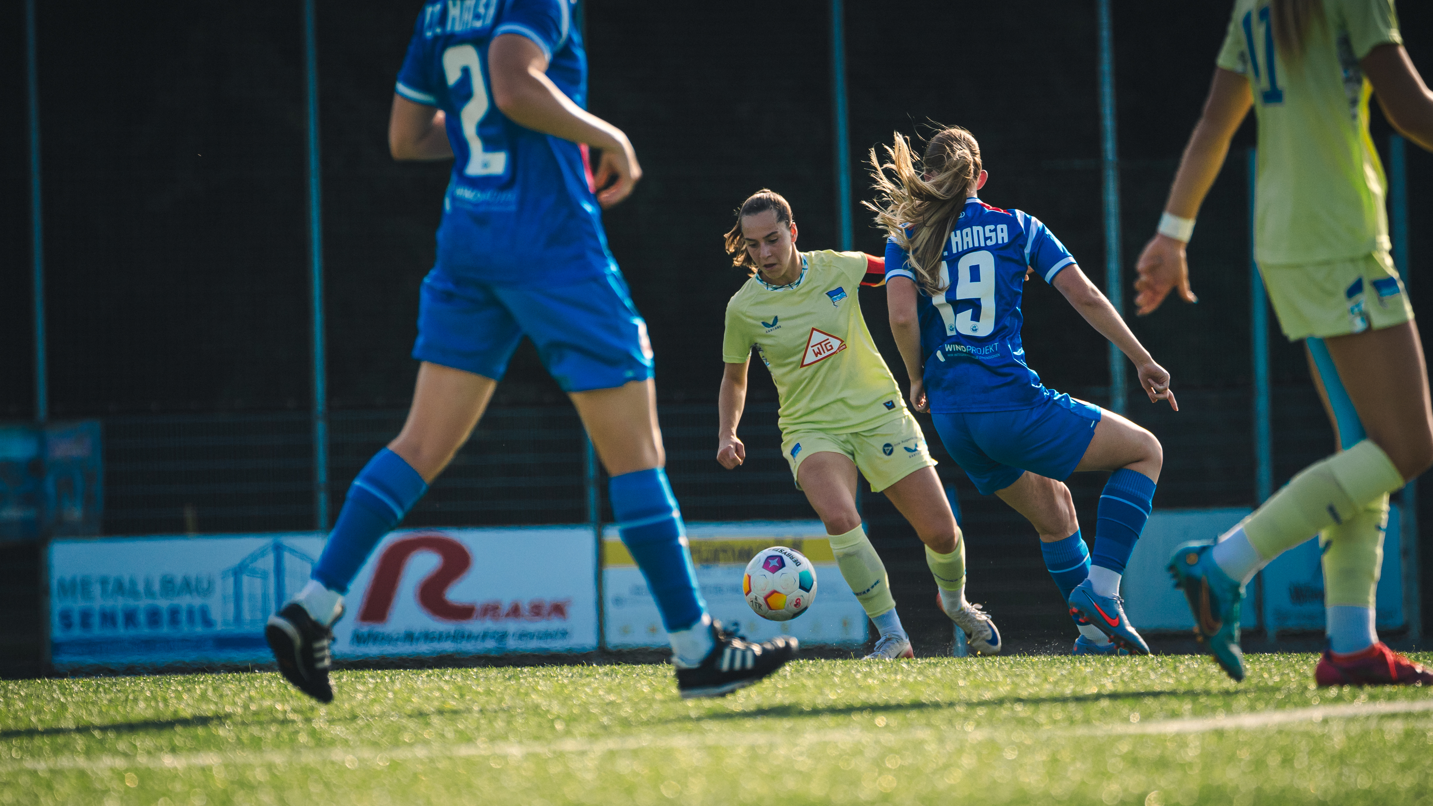 Clara Dreher am Ball umringt von Gegenspielerinnen.