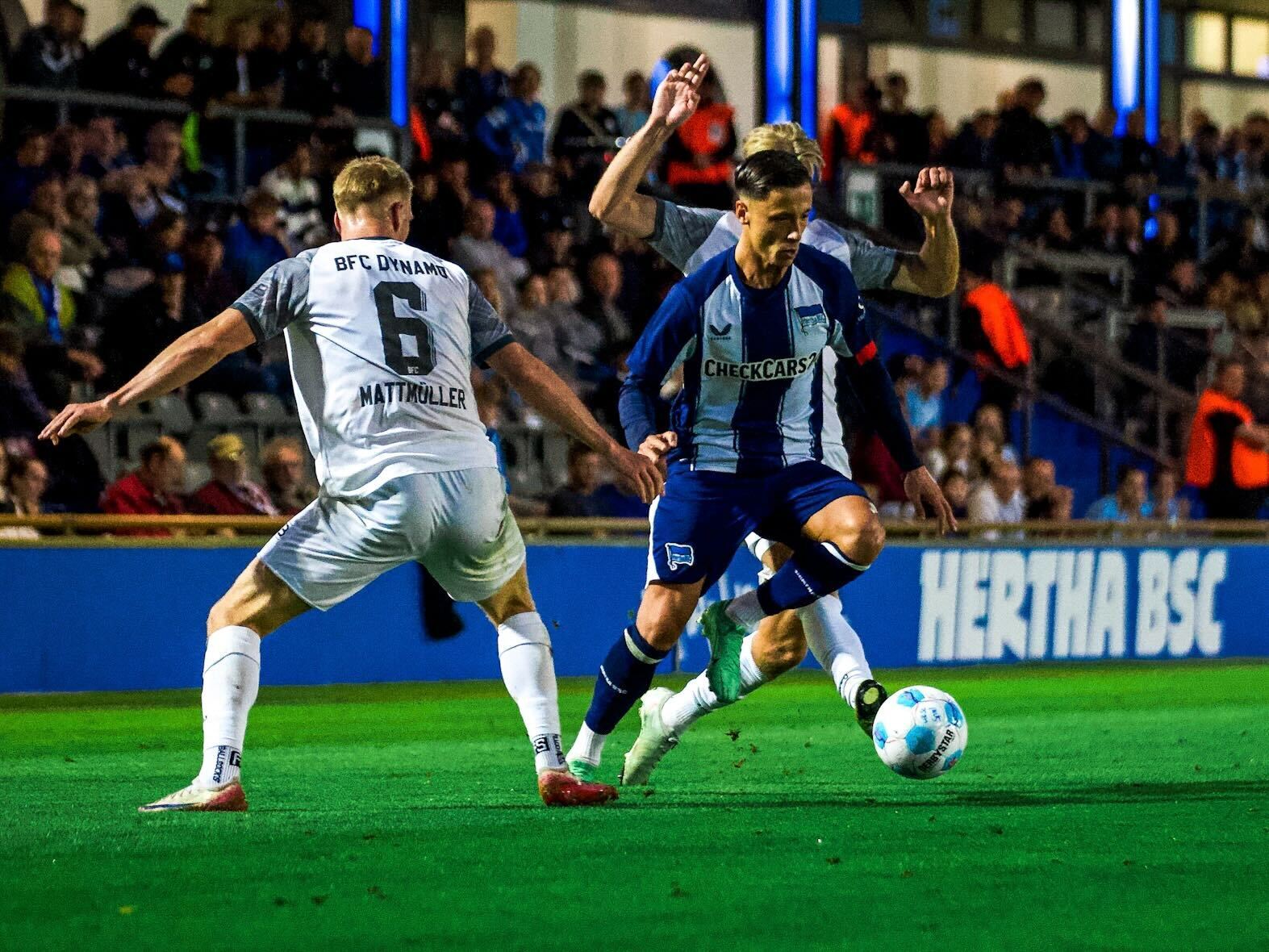 Dion Ajvazi im Zweikampf mit zwei Gegenspielern.