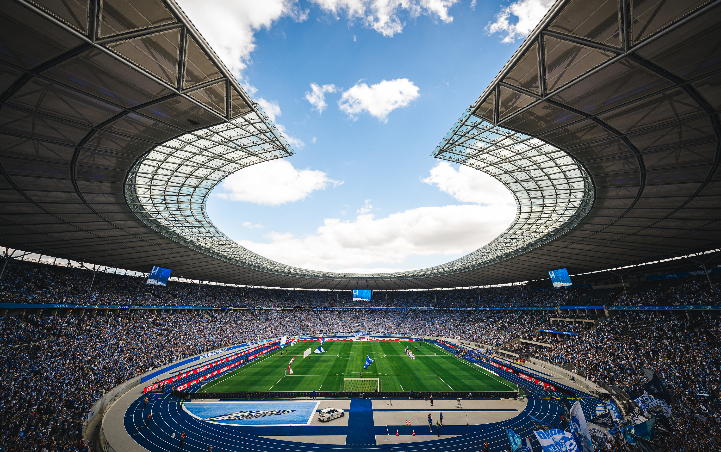 Das volle Olympiastadion beim Heimspiel gegen den KSC.