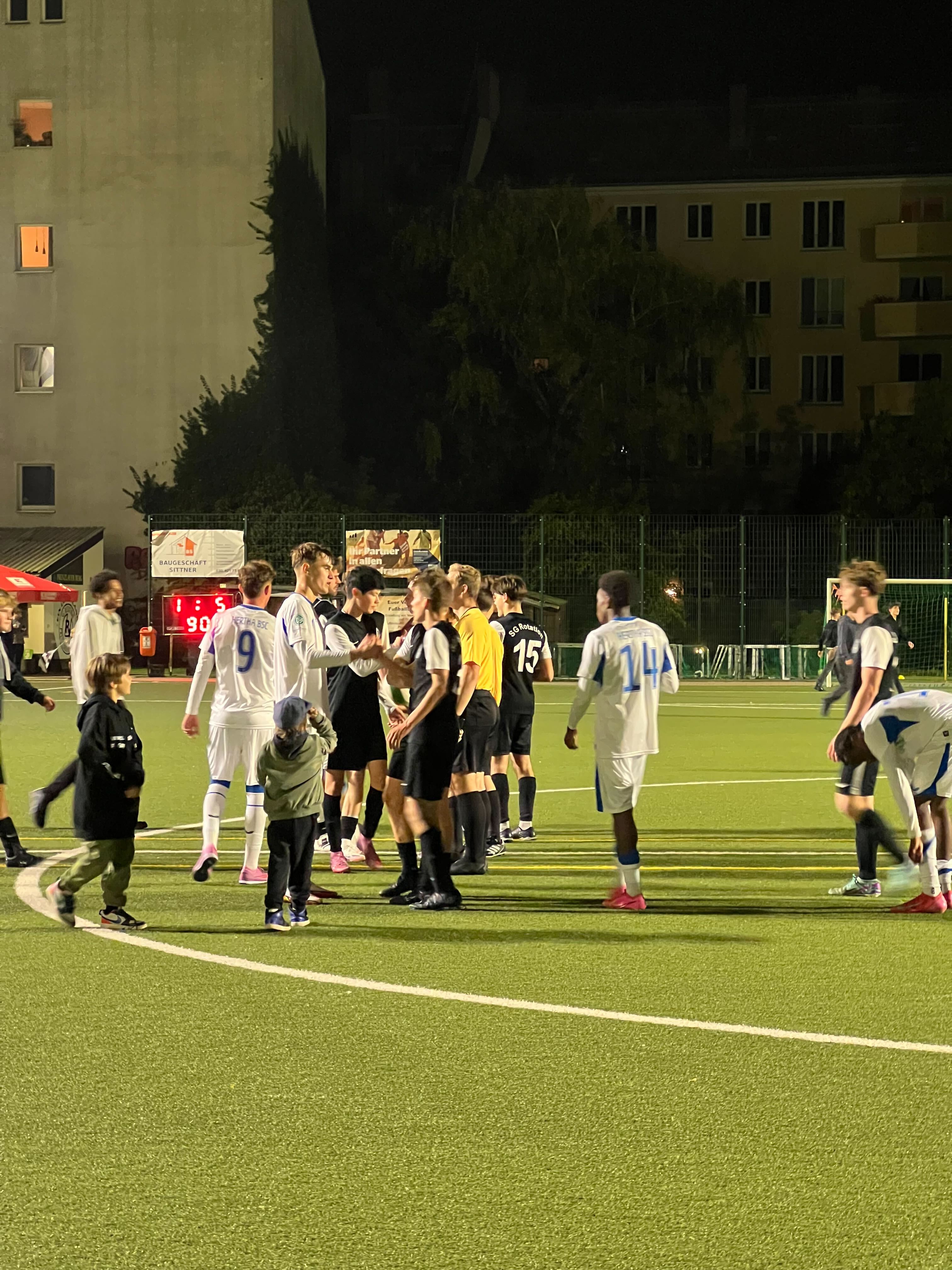 Die U19 und ihre Gegner von der SG Rotation Prenzlauer Berg klatschen sich auf dem Feld ab.