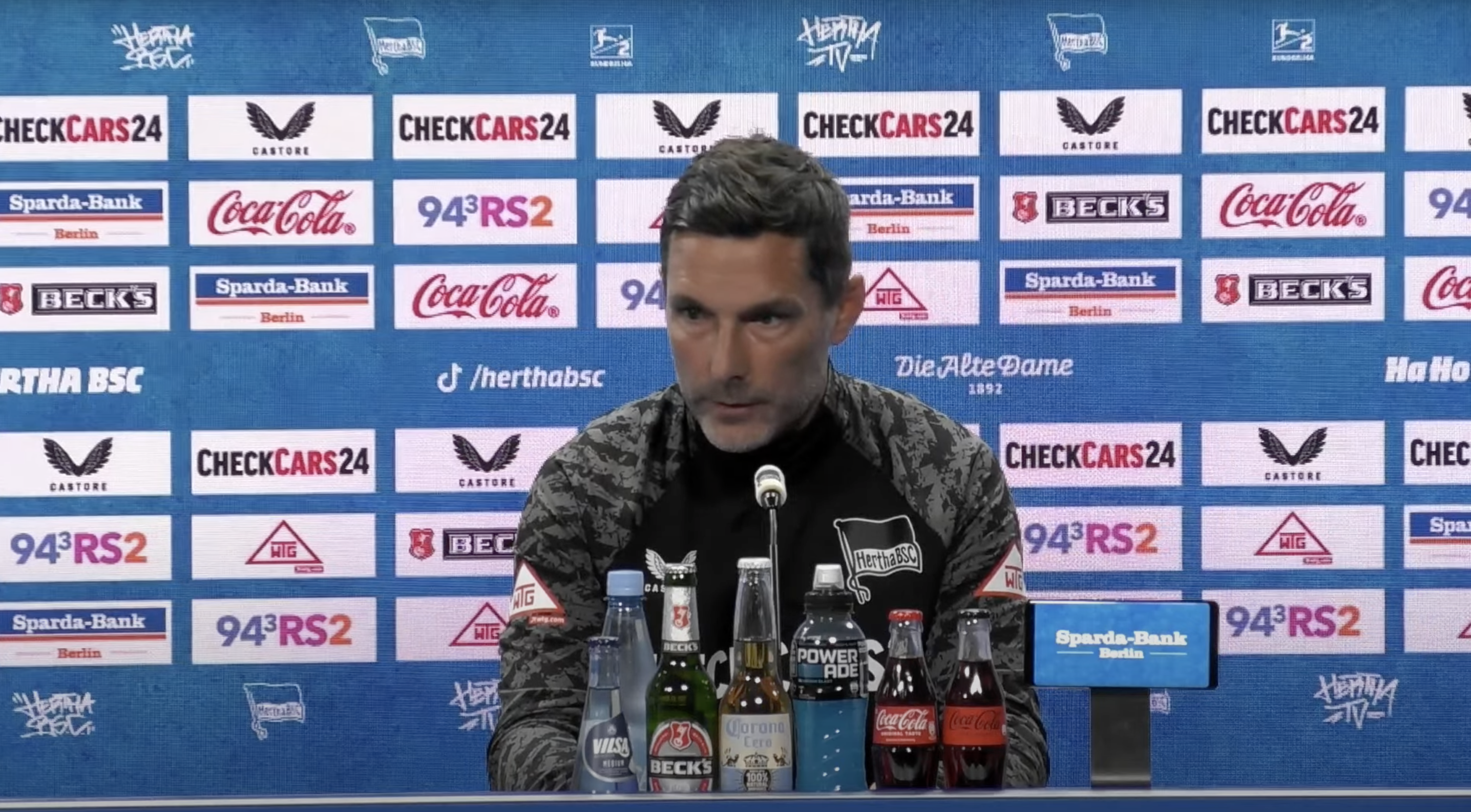 Stefan Leitl sitzt auf einem Ball.