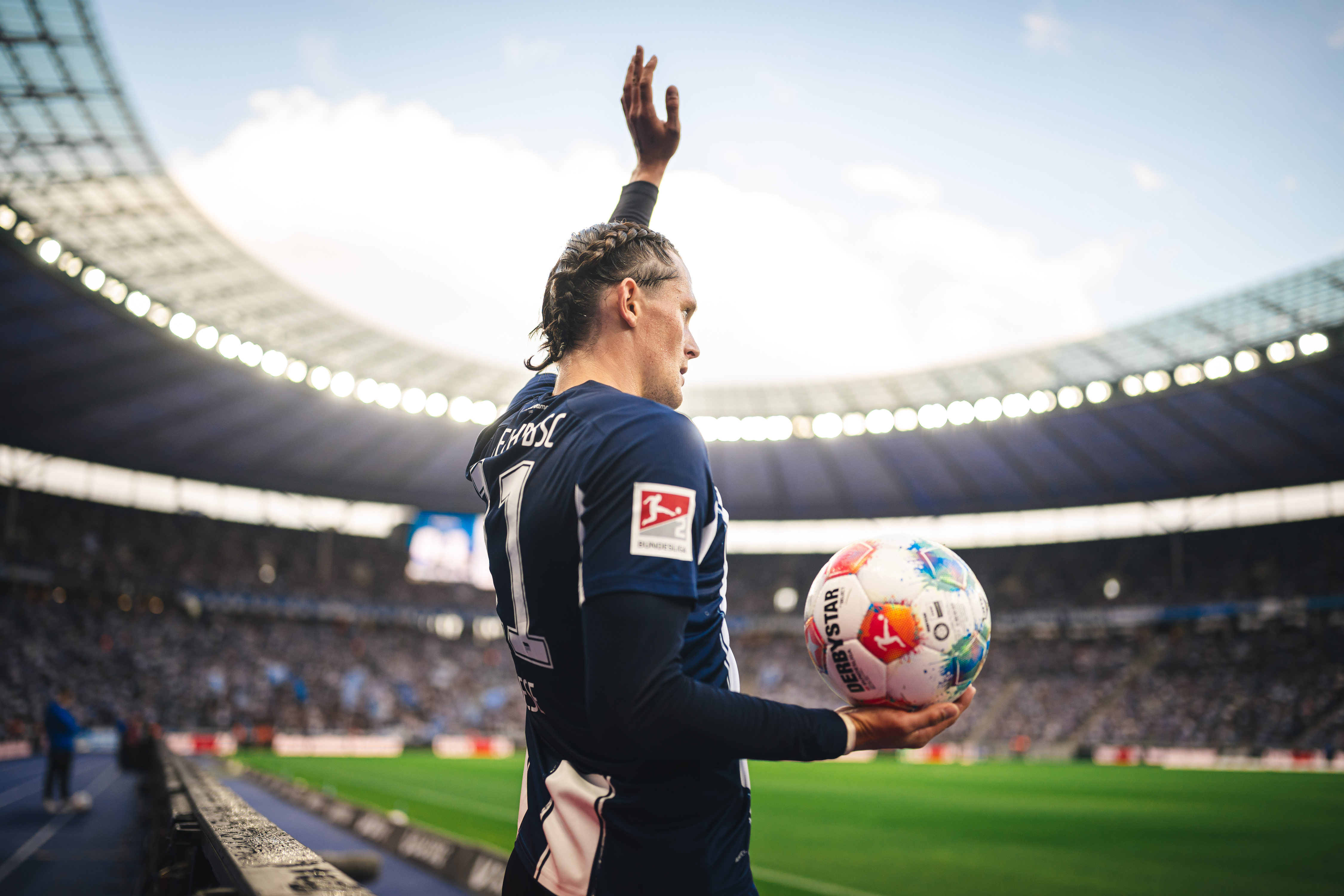 Fabian Reese hebt die Hand vor der Ausführung eines Einwurfs.